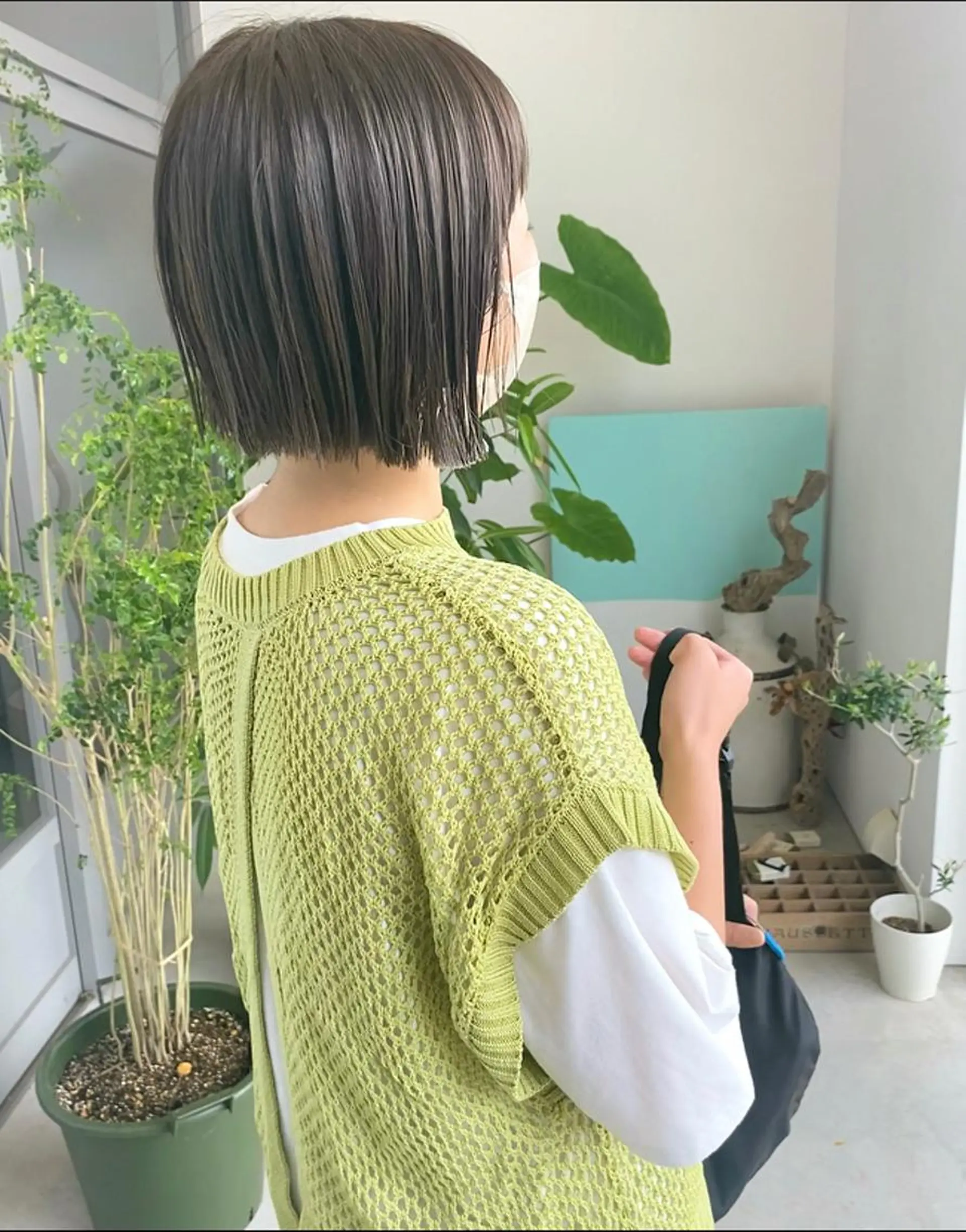 ショート カラー ベージュカラー オリーブベージュ ボブ 塚原 安優のヘアスタイル