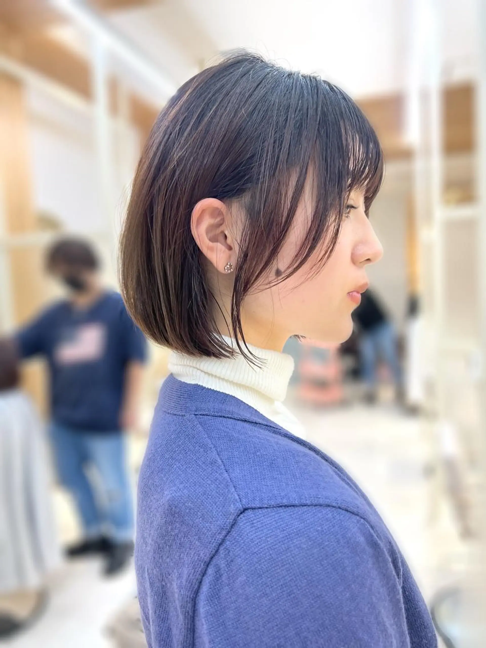 ショート カラー 切りっぱなしボブ 前下がりボブ ベージュカラー ブリーチ グレージュ カット ヘアカラー トリートメント ニュアンスレイヤー ハイトーンカラーのヘアスタイル