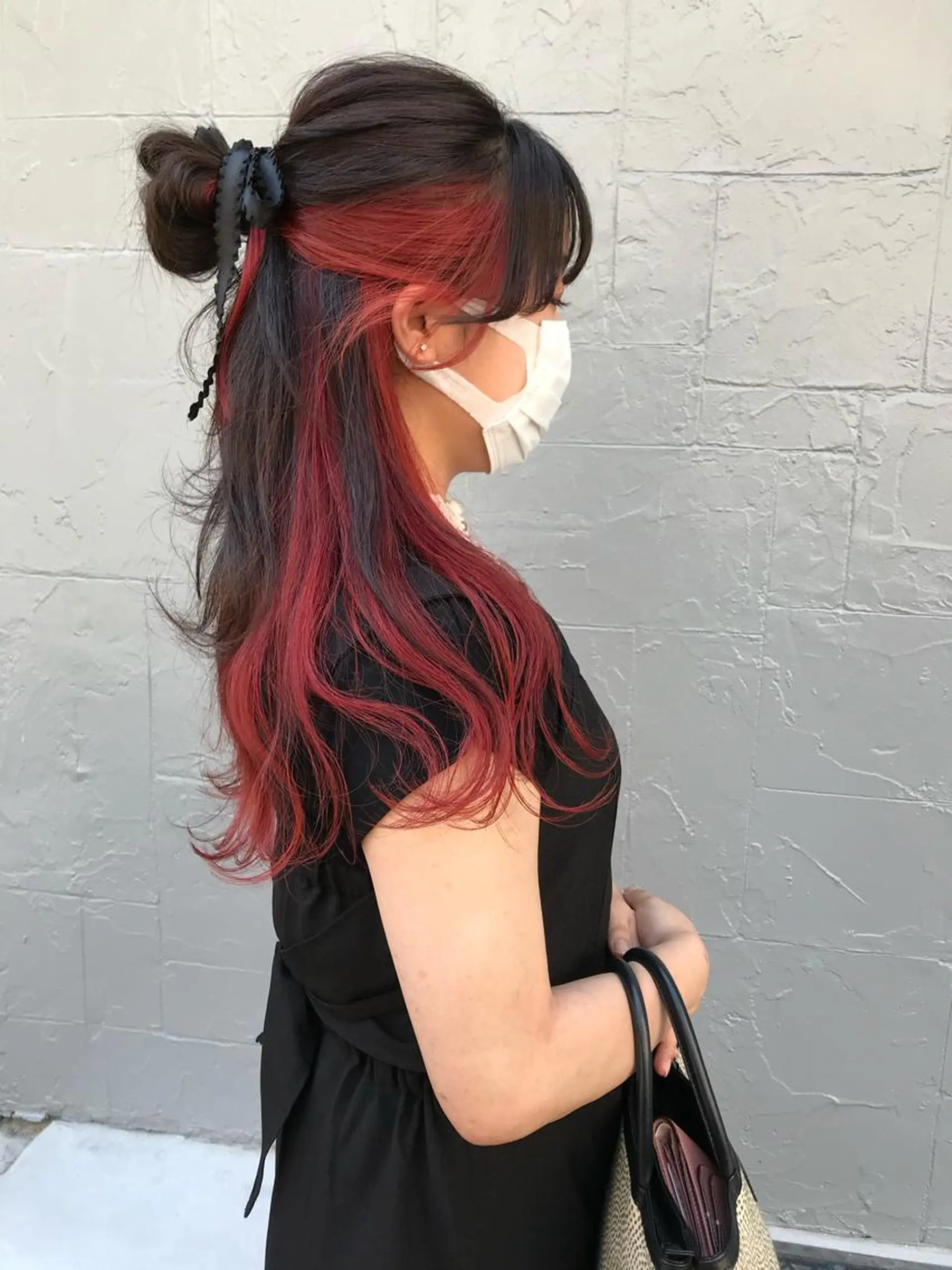 ロング カラー ヘアアレンジ ハーフアップ 黒髪 インナーカラー レッドカラー サカグチユキナ 【tocca】のヘアスタイル