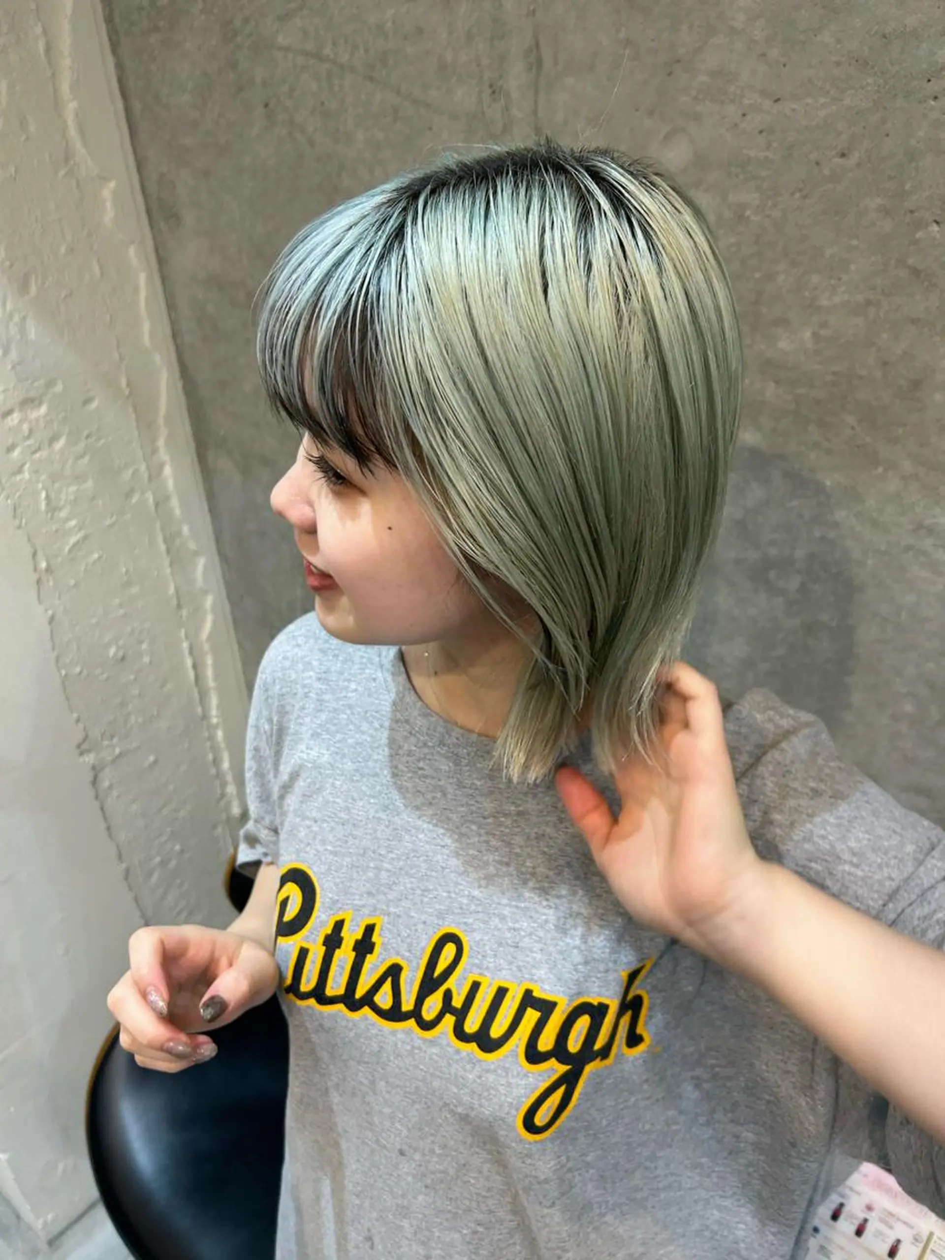 セミロング カラー セミロングパーマ ダブルカラー ハイトーンカラー レイヤーカット大人気 💛吉田百花のヘアスタイル
