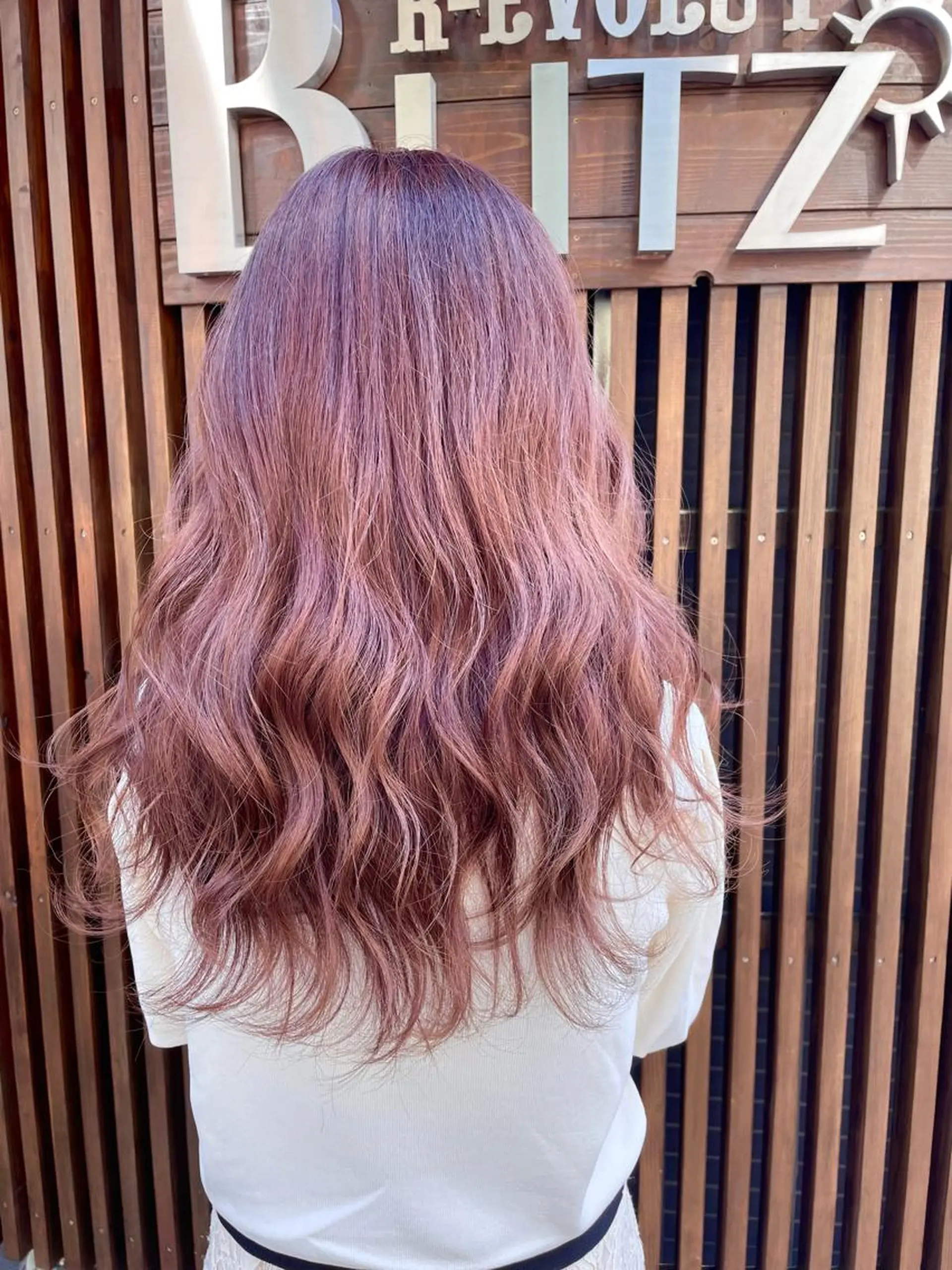 ロング 🌈8月末までシャ イン輝きハイトーン✨のヘアスタイル