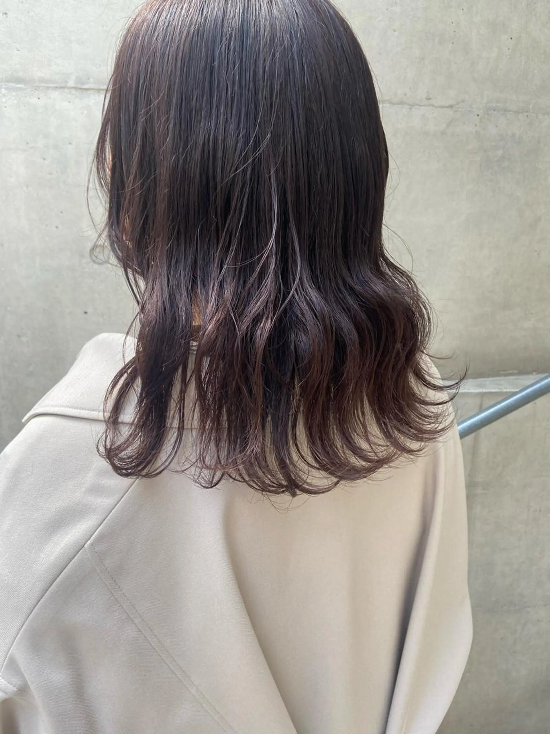 ミディアム なつめ🐶ショート ベージュカラーのヘアスタイル