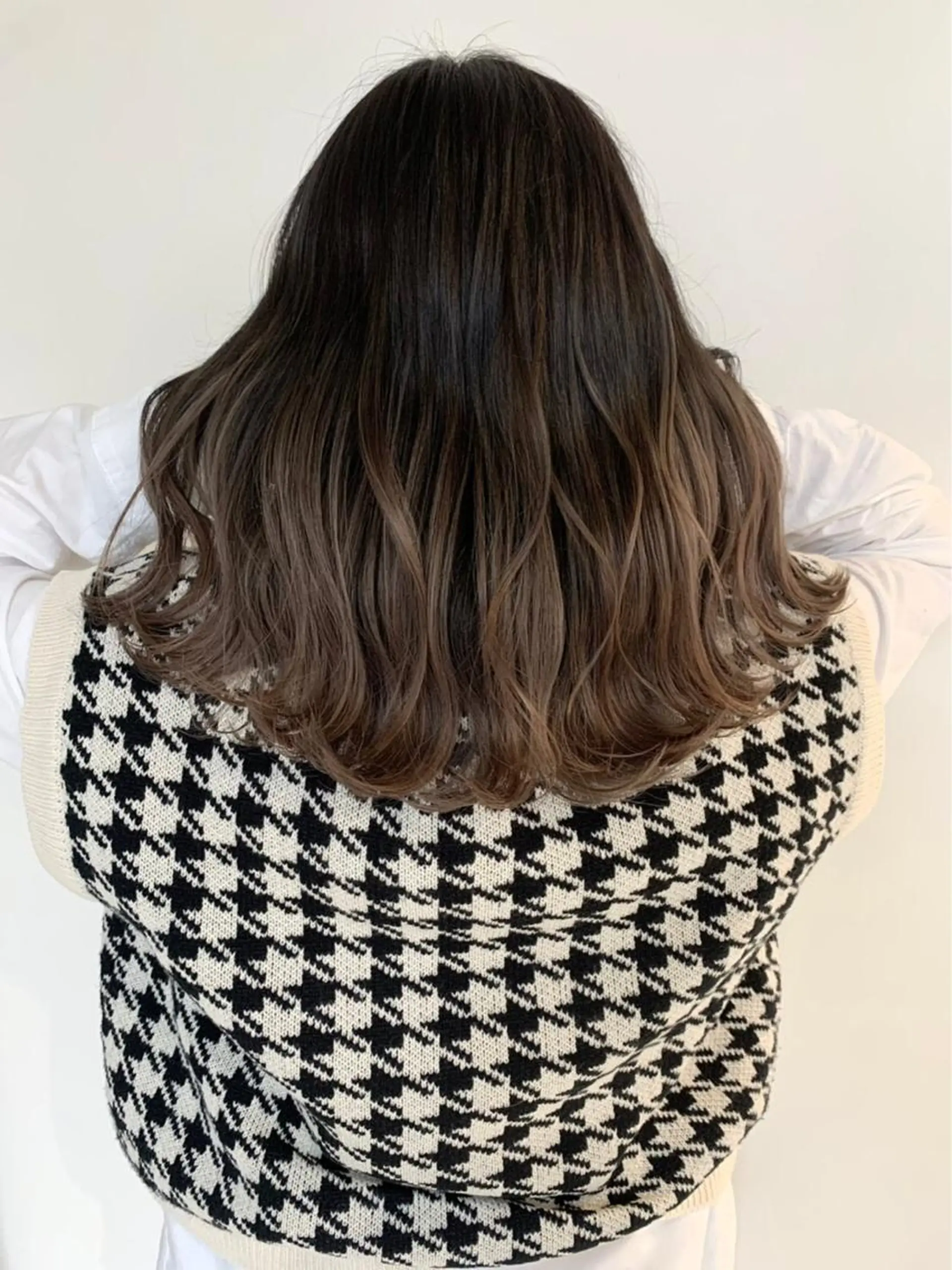セミロング アッシュ フレンチガーリー 髪質改善 オン眉 公式 Ease by amble luxeのヘアスタイル