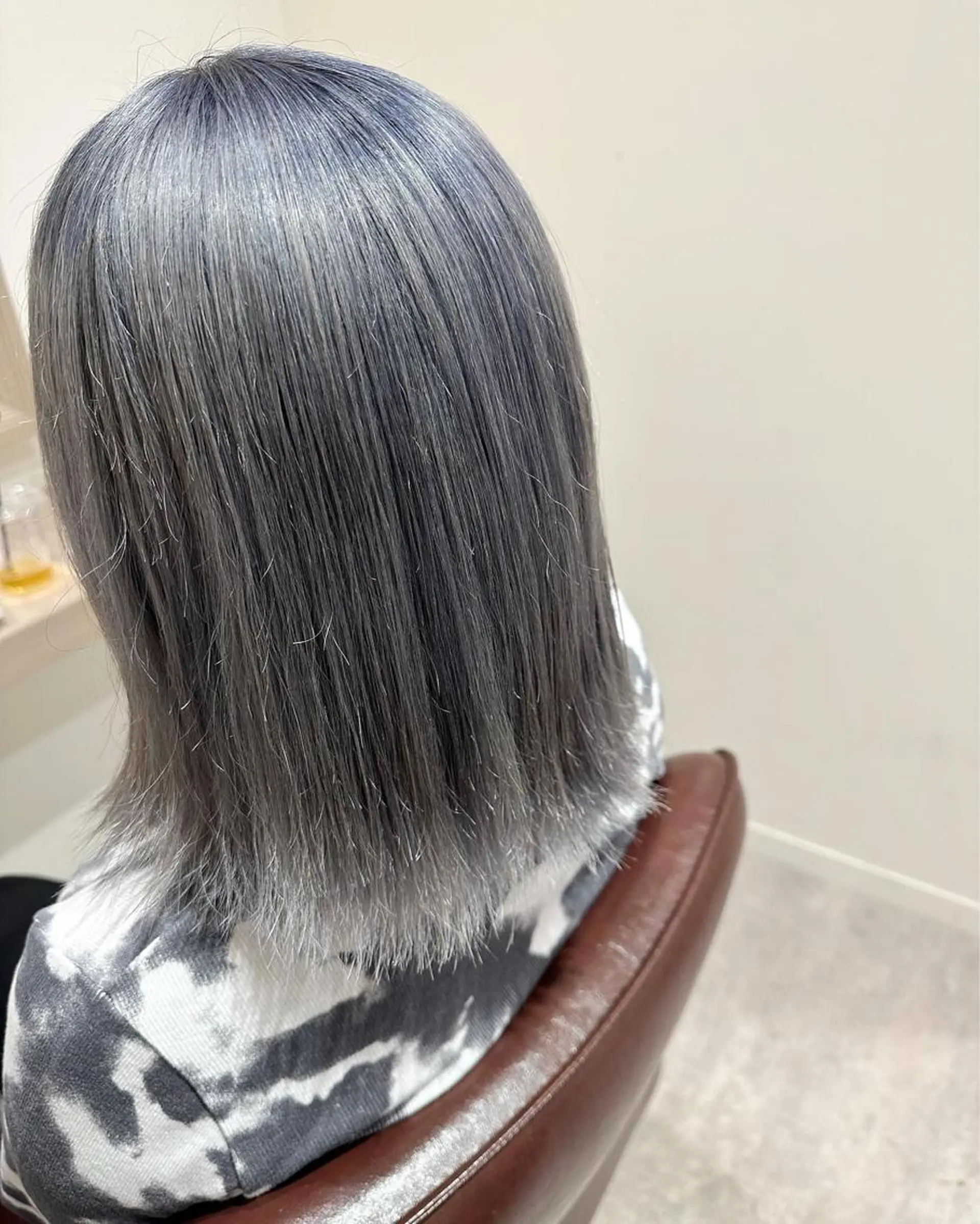 ミディアム カラー ブリーチ シルバー カット ヘアカラー トリートメント 荒木 ひろかのヘアスタイル