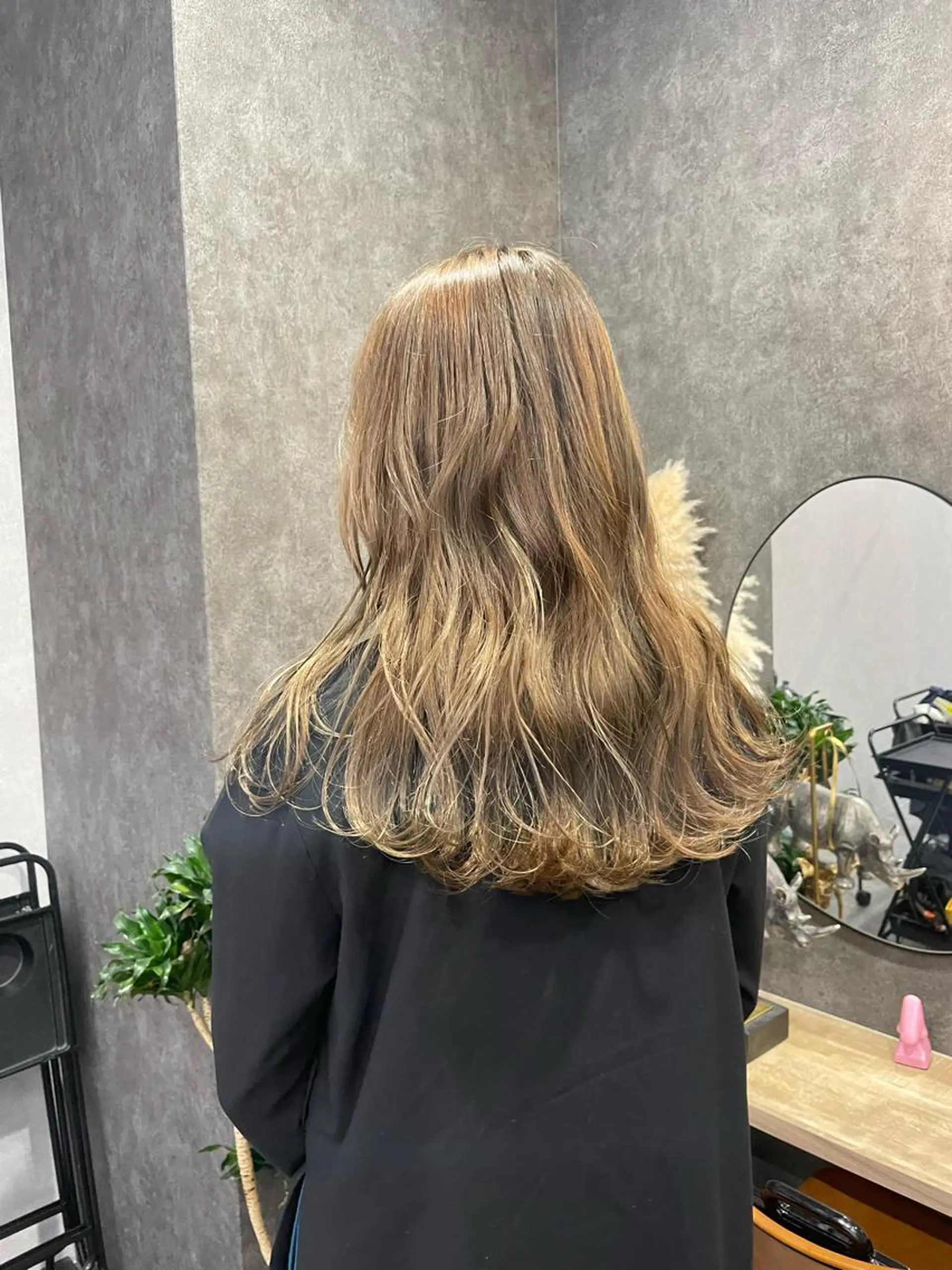 セミロング カラー ベージュカラー ハイライトカラー オリーブベージュ ハイライト いなみね はるきのヘアスタイル
