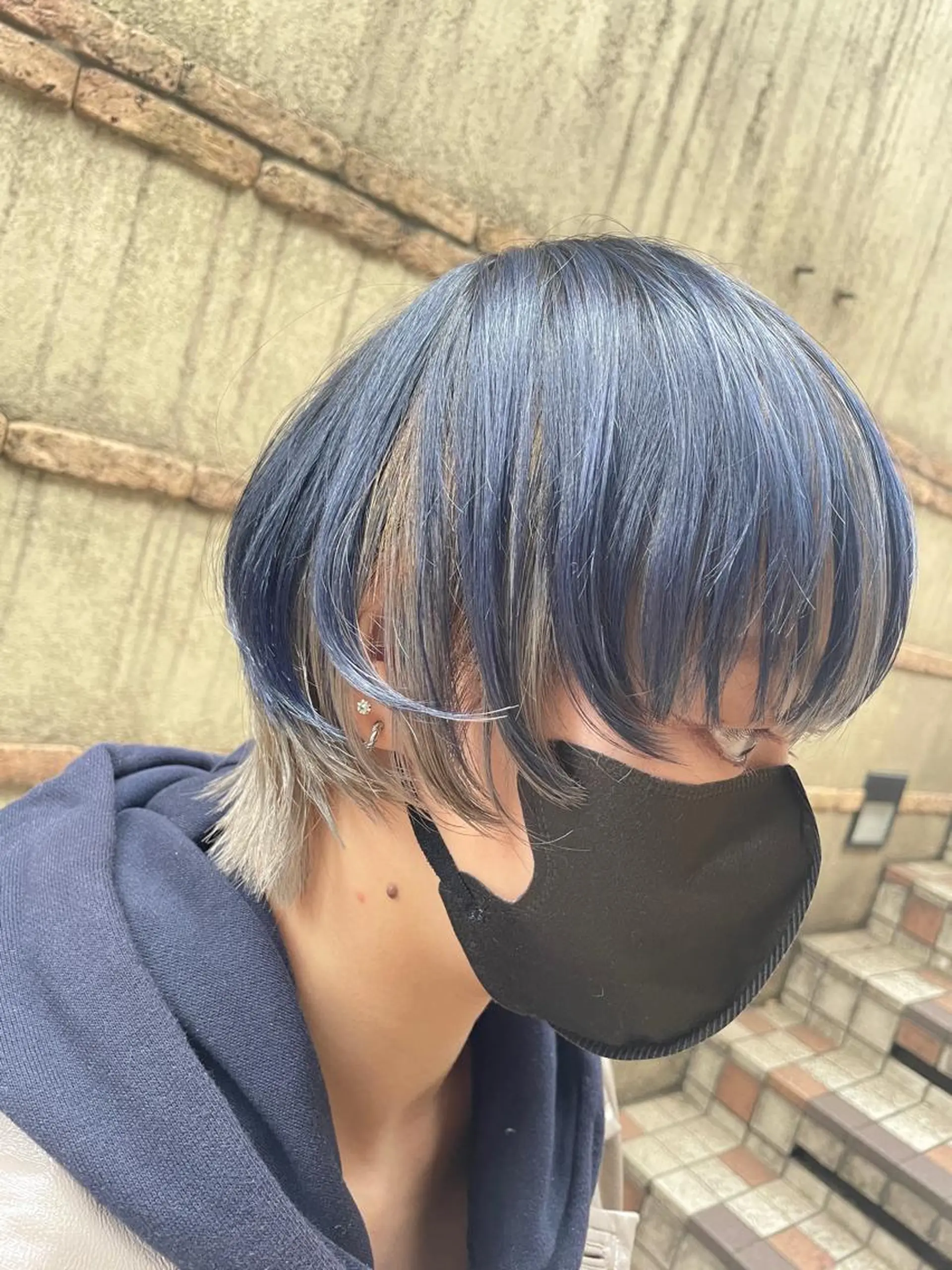 ショート カラー ブリーチ ブロンド ブルーカラー デザインカラー ウルフカット カット ヘアカラー トリートメント BEBE所属・ブリーチなし 透明感カラーKANAのヘアスタイル