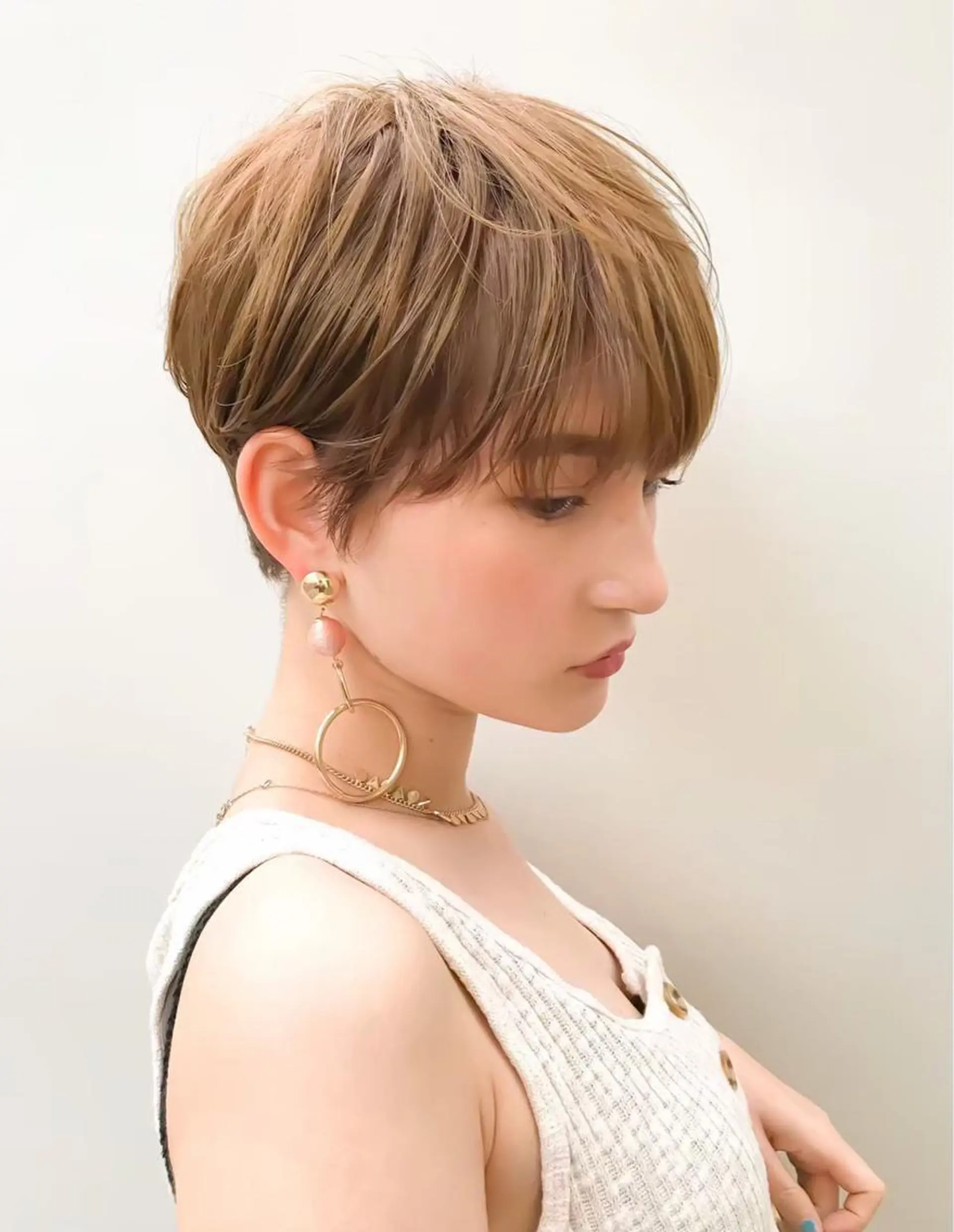 ショート カラー ベリーショート ベージュカラー ブリーチ ラテベージュ ショートヘア ヘアカラー 韓国ヘア/レイヤー/ 髪質改善のヘアスタイル