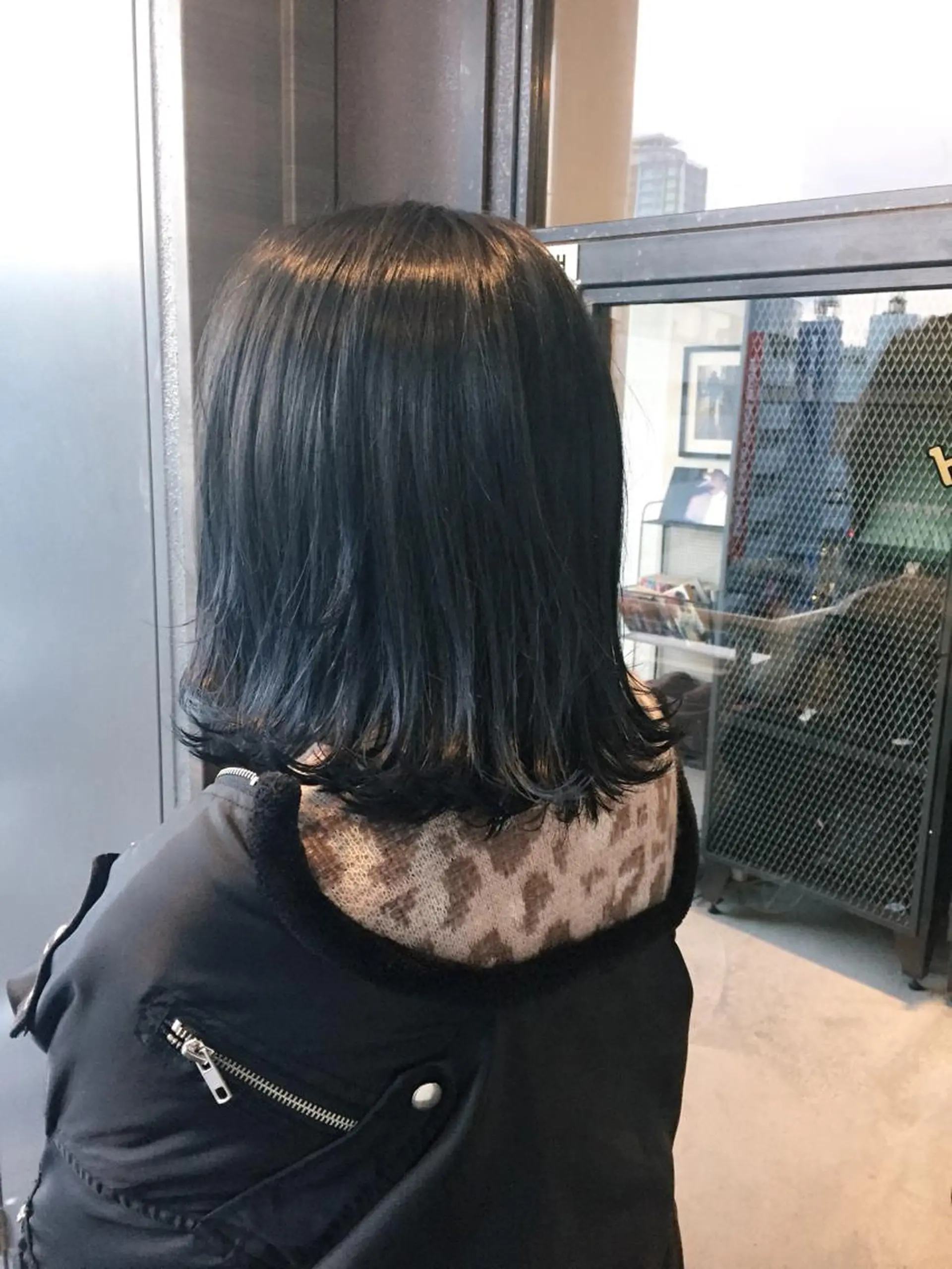 ミディアム カラー ネイビーカラー ボブ 外ハネヘア 倉家 聖のヘアスタイル