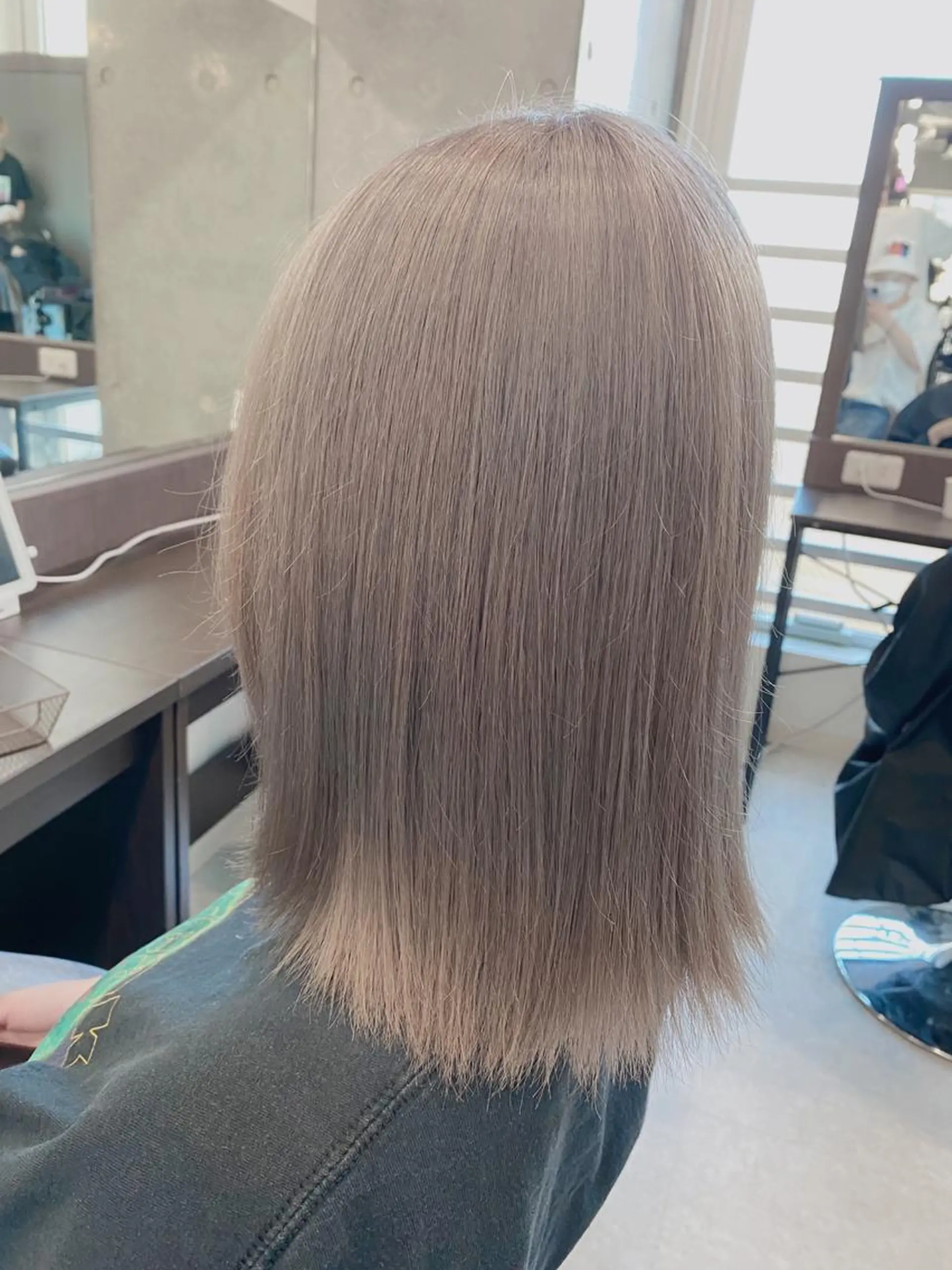 セミロング カラー カット ヘアカラー トリートメント ハイトーン×韓国ヘア 💍tiam💍のヘアスタイル