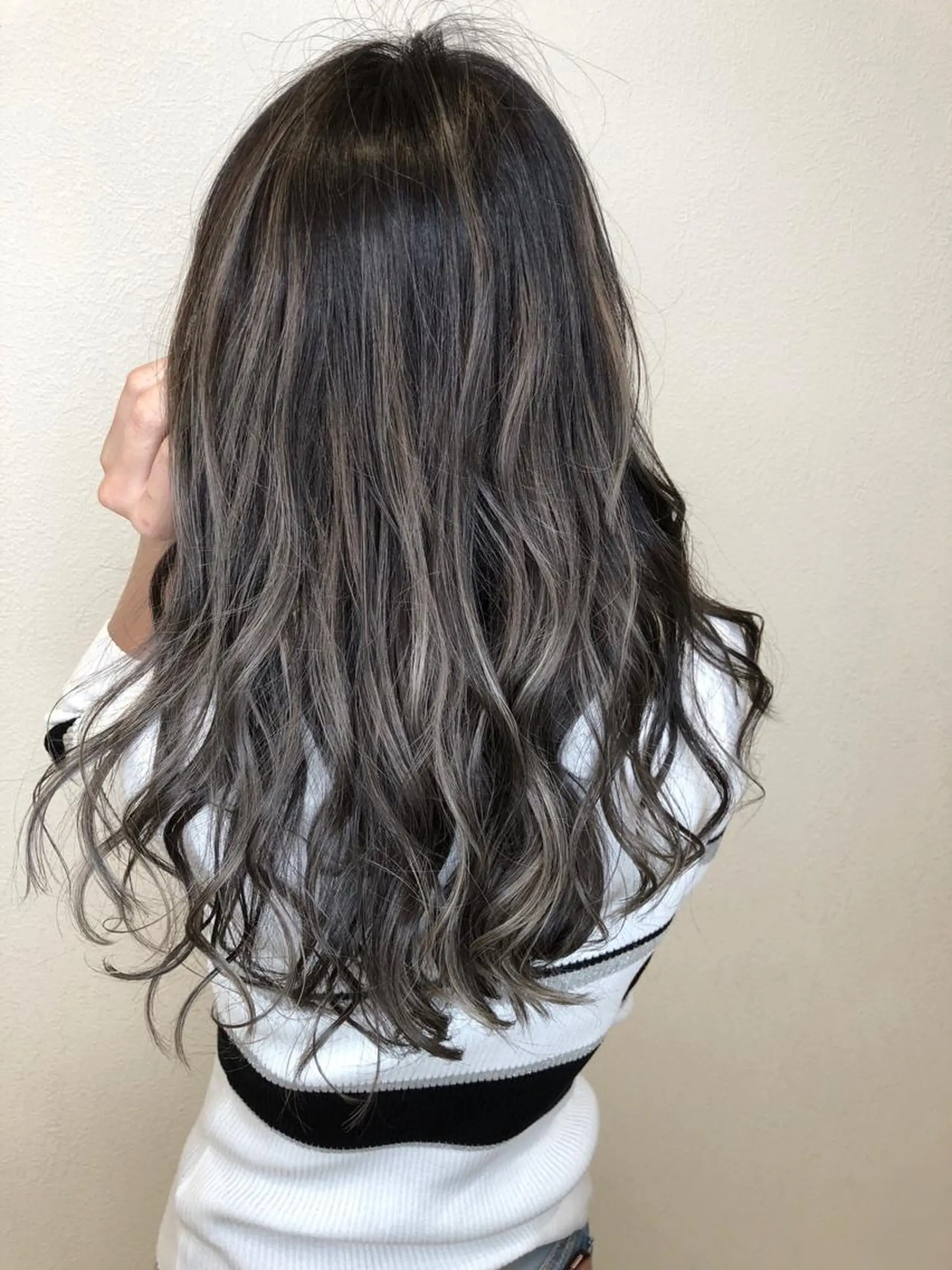 ロング カラー バレイヤージュ デザインカラー グレージュ ハイライトカラー ハイライト ブリーチ無しカラー 👑店長　平松　由のヘアスタイル