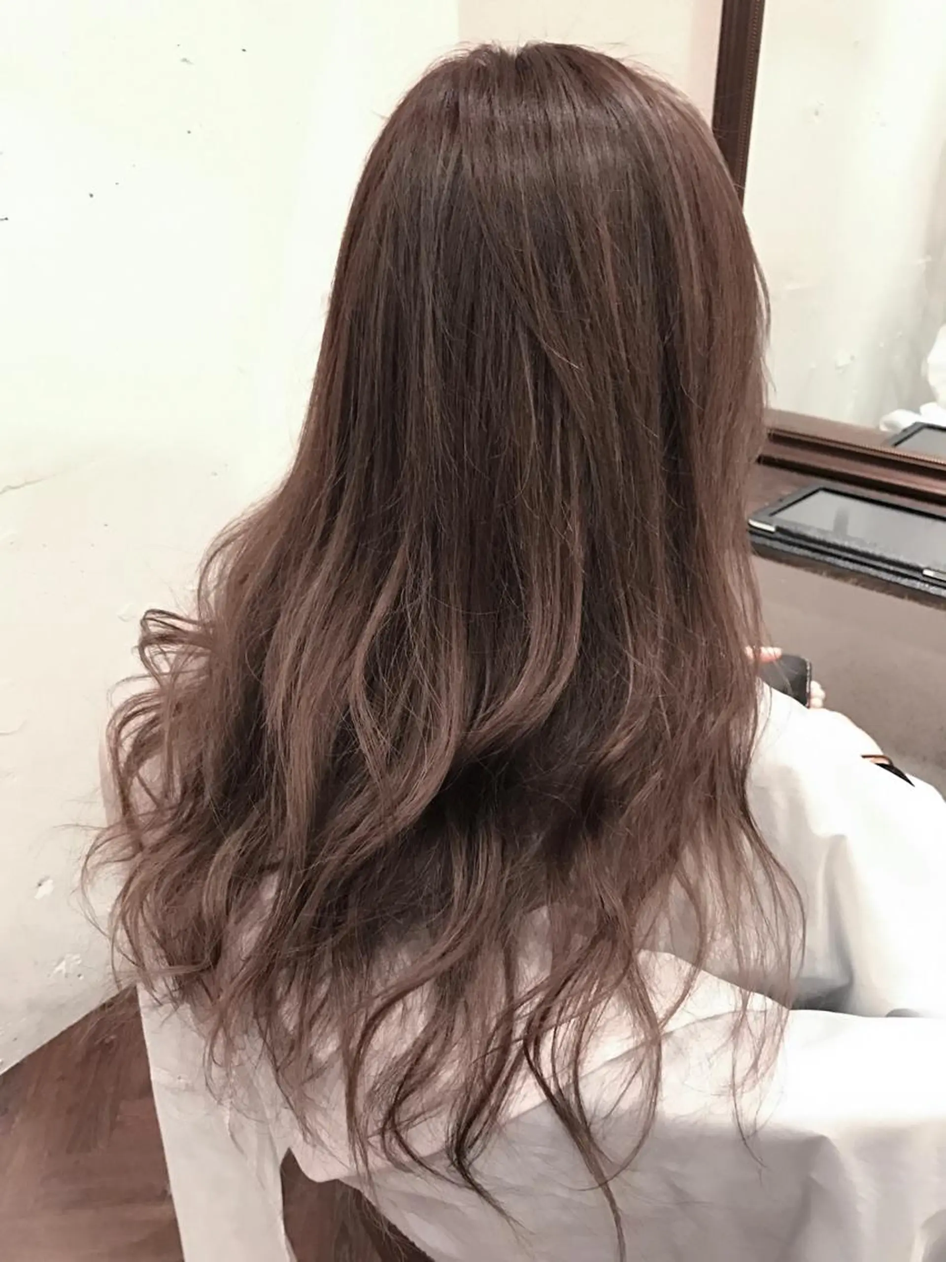 ロング カラー アッシュ ブリーチ 透明感カラー グラデーションカラー ハイライトカラー ヘアカラー 小森谷 亮太のヘアスタイル