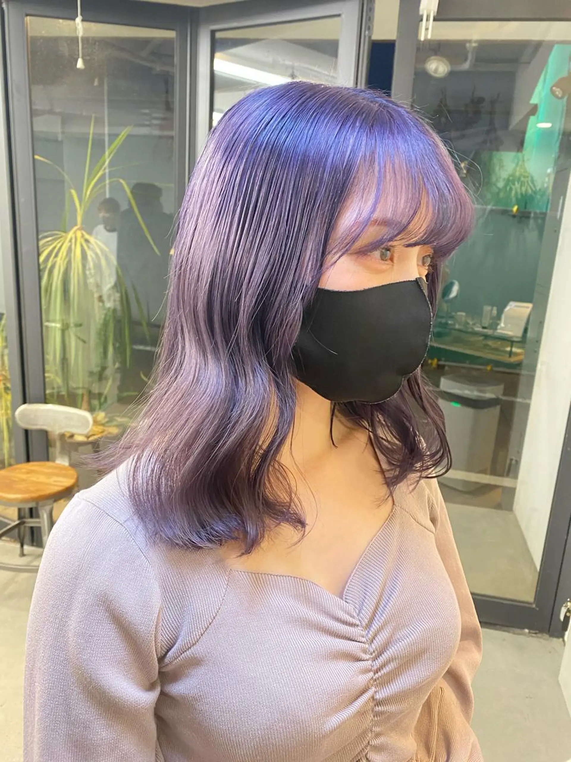 セミロング パープルカラー tomoe 艶カラー💗🪽のヘアスタイル