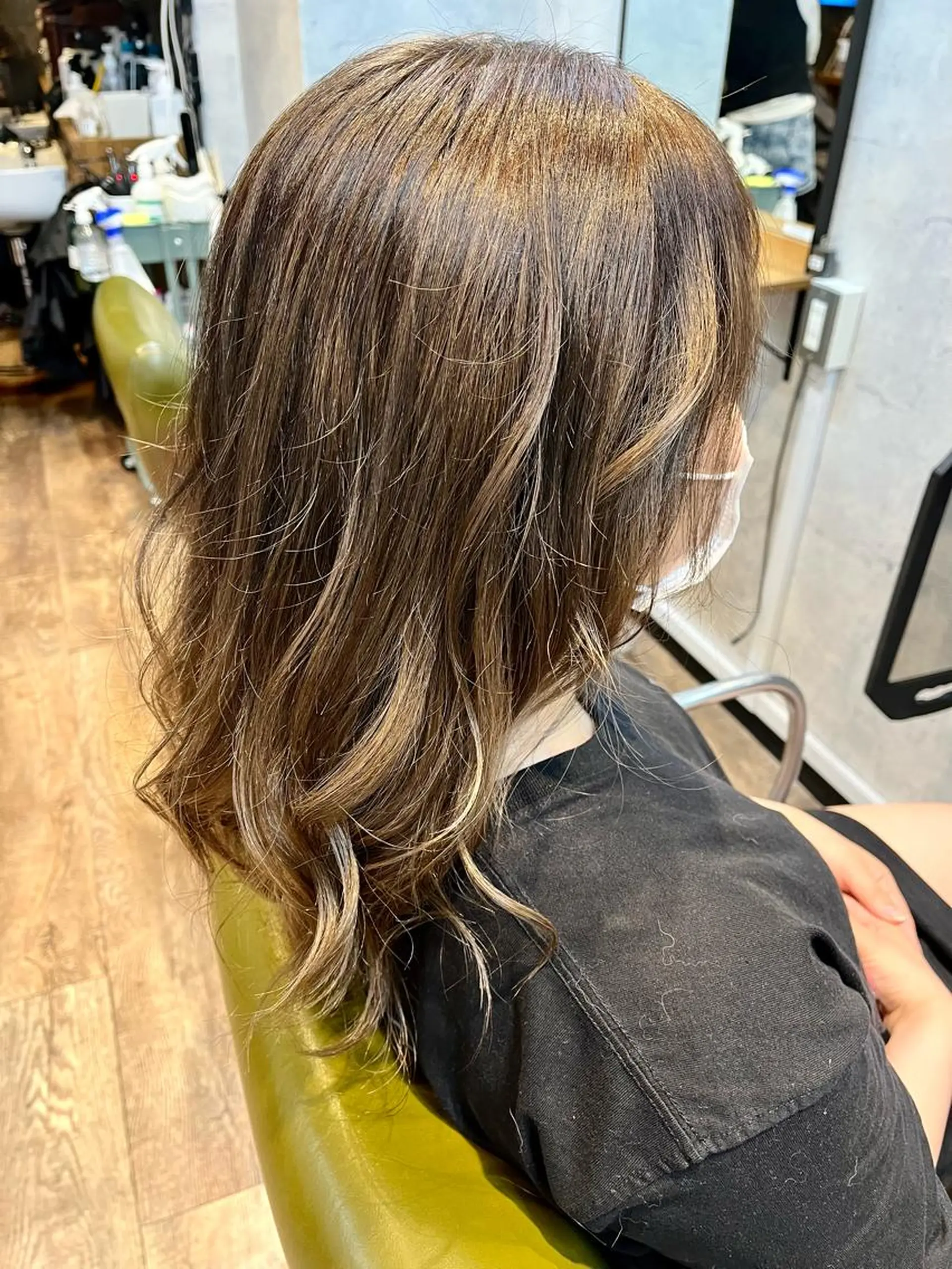 ミディアム カラー バレイヤージュ ブリーチ グレージュ ブリーチなしカラー レイヤーカット カット ヘアカラー トリートメント 松井 敬太郎のヘアスタイル
