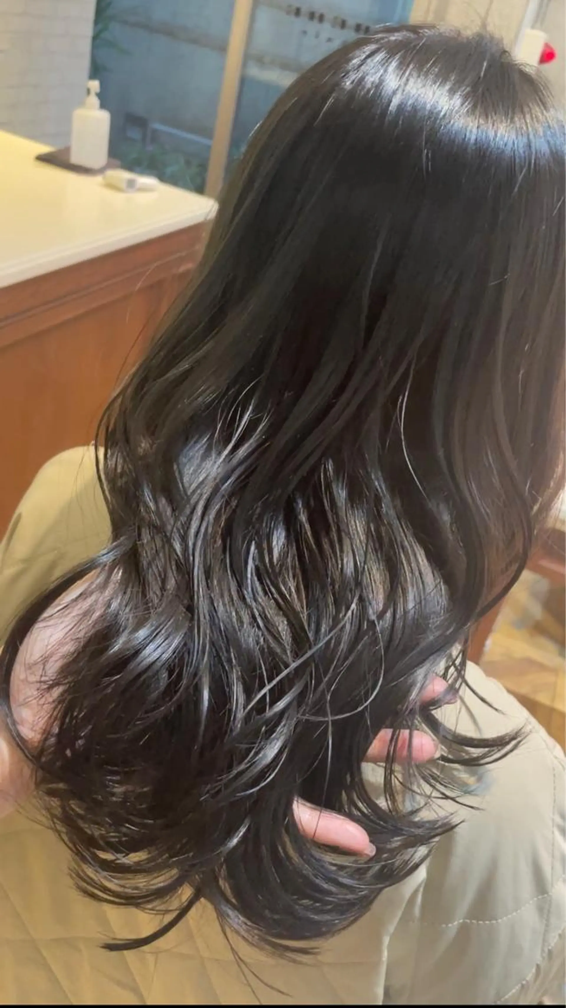ロング カラー ブリーチ ブルーカラー ブルージュ ダークグレー ダークグレージュ カット ヘアカラー トリートメント BEBE所属・ブリーチなし 透明感カラーKANAのヘアスタイル