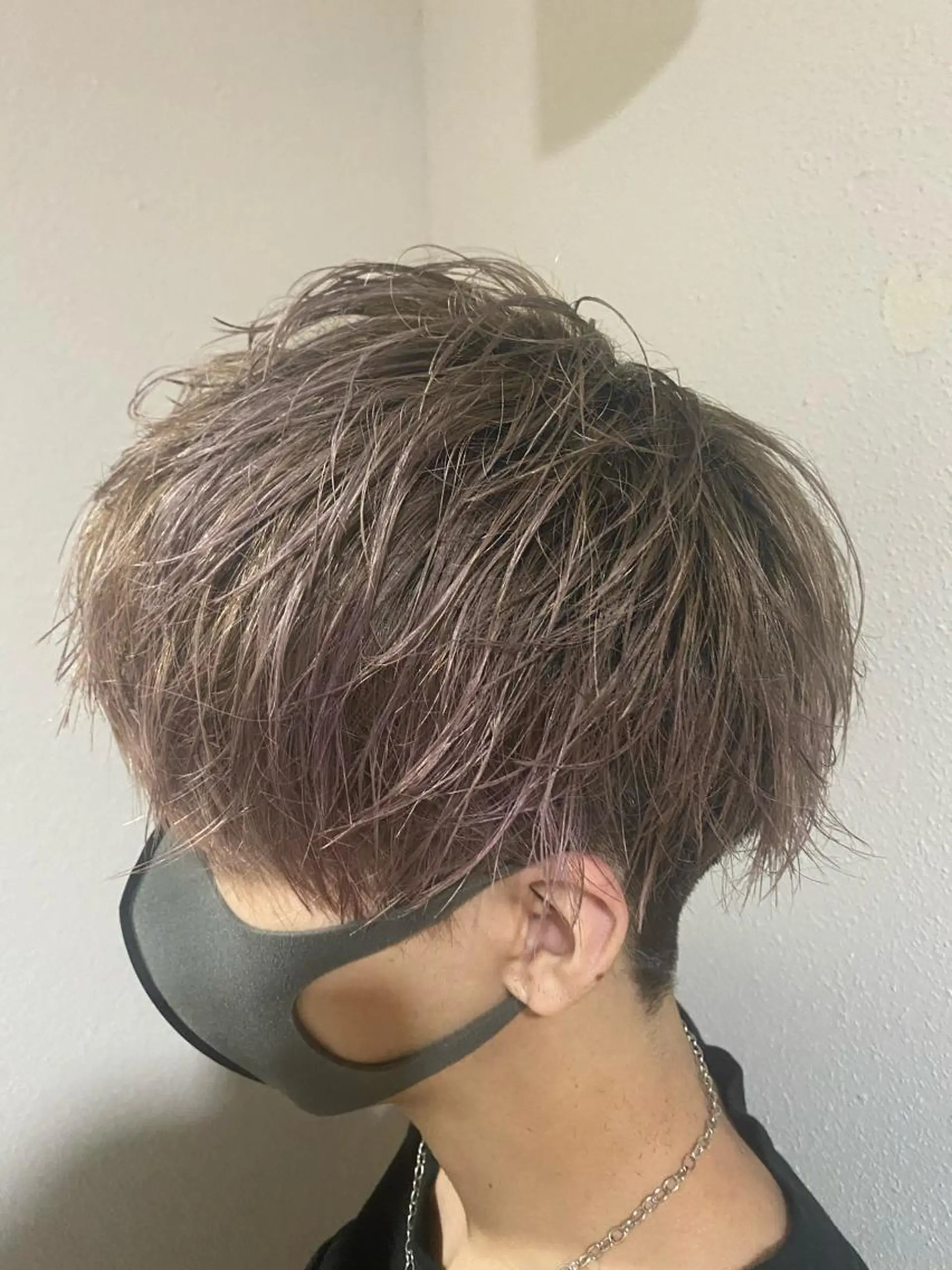 ショート カラー メンズ グレージュ ショートヘア 三ノ宮フェザーパーマ 蕃本 啓利のヘアスタイル