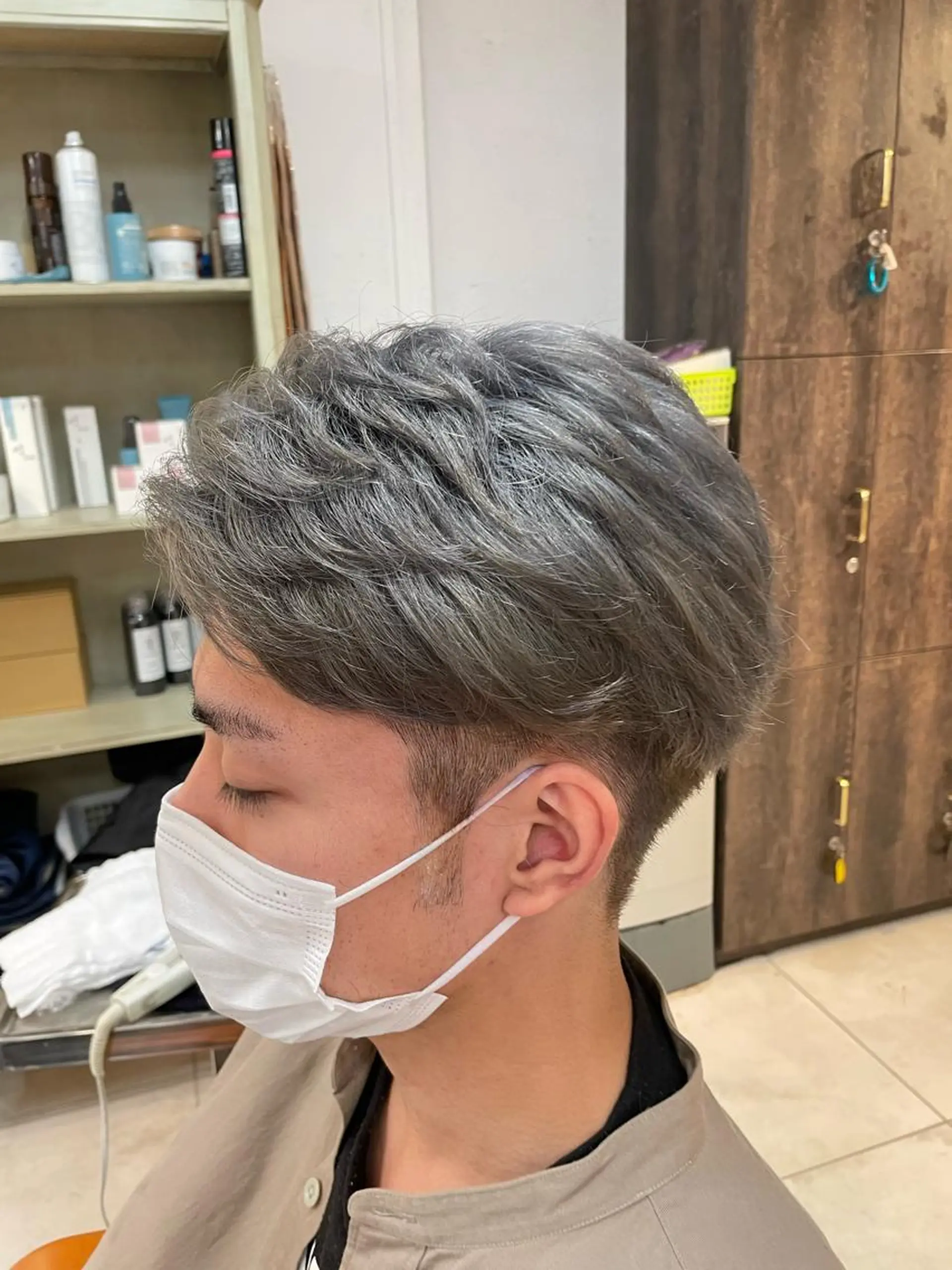 ショート カラー メンズ グレージュ ヘアカラー トリートメント ブリーチ特化 ハイトーンRYOYAのヘアスタイル