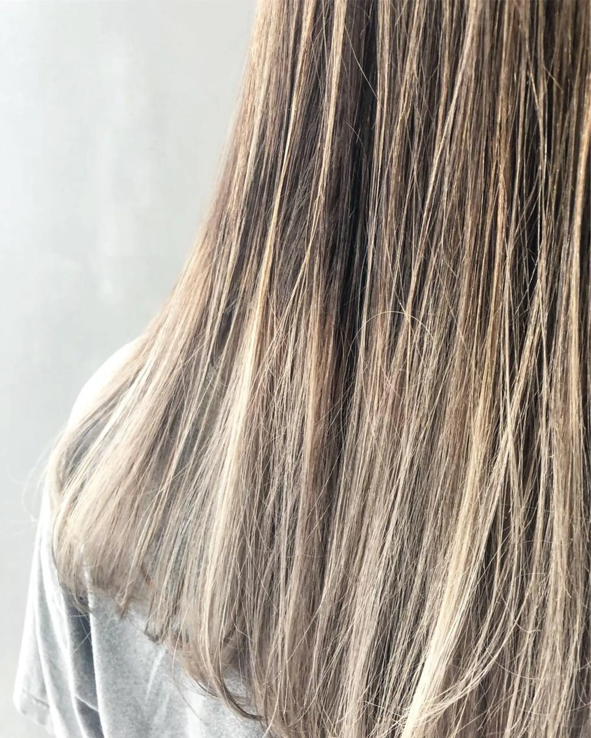 セミロング カラー バレイヤージュ グラデーションカラー レイヤーカット 長谷川 沙紀のヘアスタイル