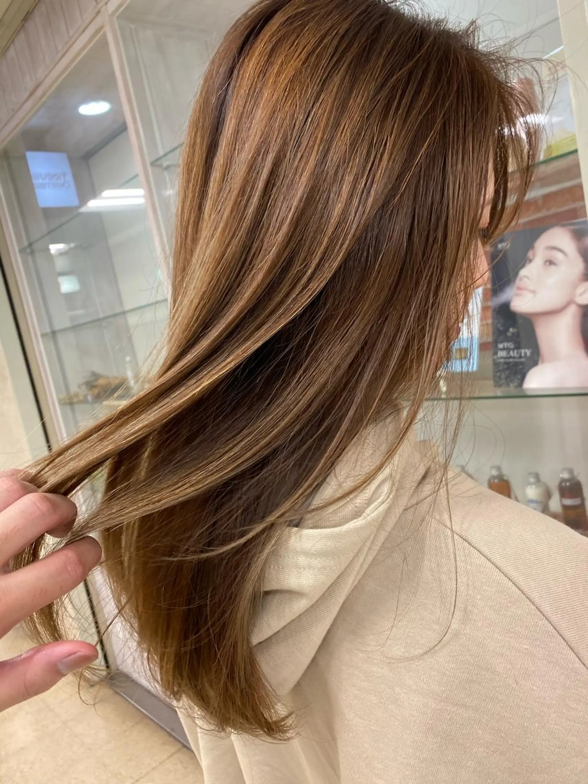 セミロング カラー グラデーションカラー ハイライトカラー ハイライト カット ヘアカラー トリートメント 菅村 勇亮のヘアスタイル