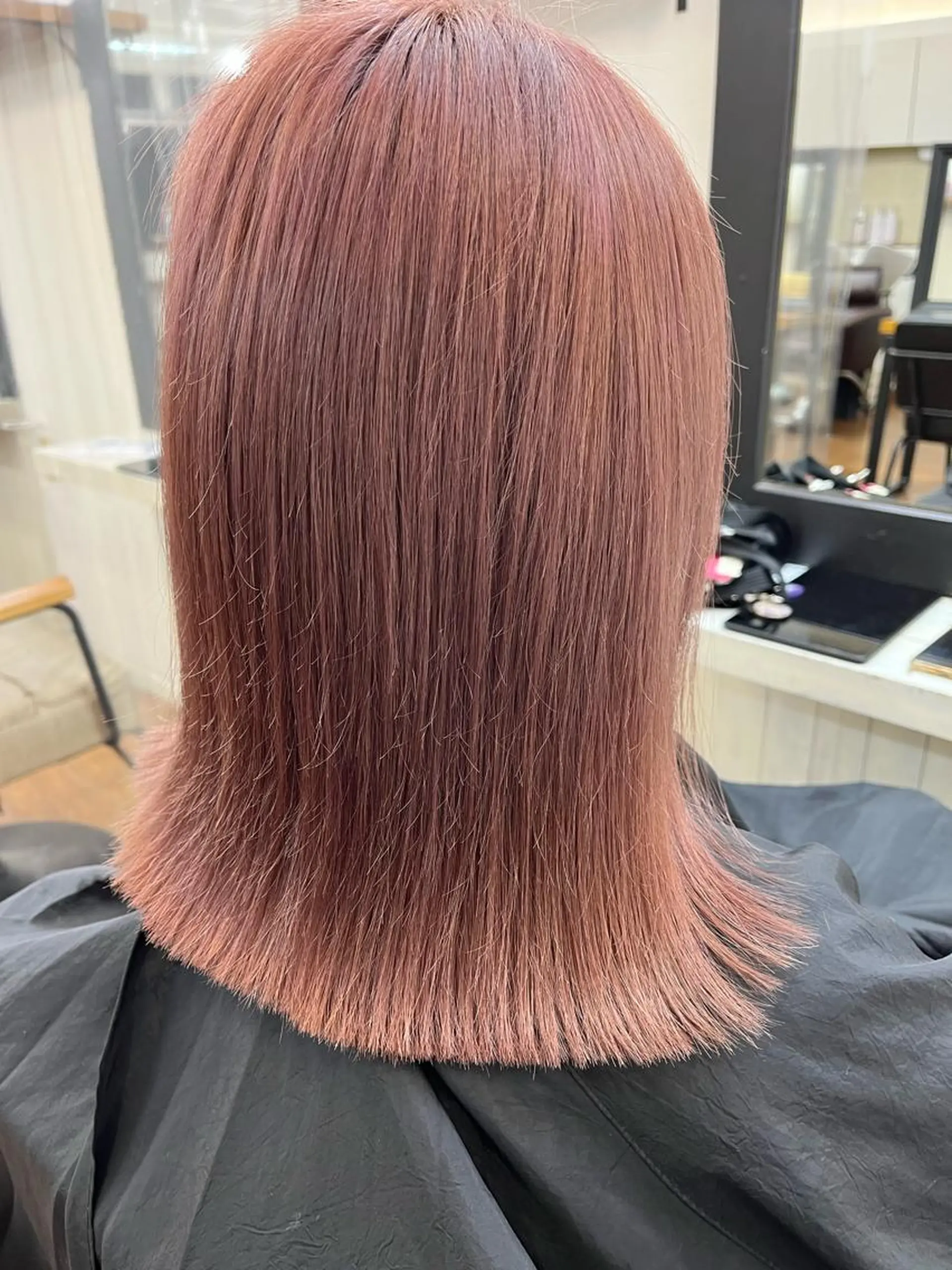 セミロング カラー ブリーチ ピンクカラー ヘアカラー 香野 優子のヘアスタイル