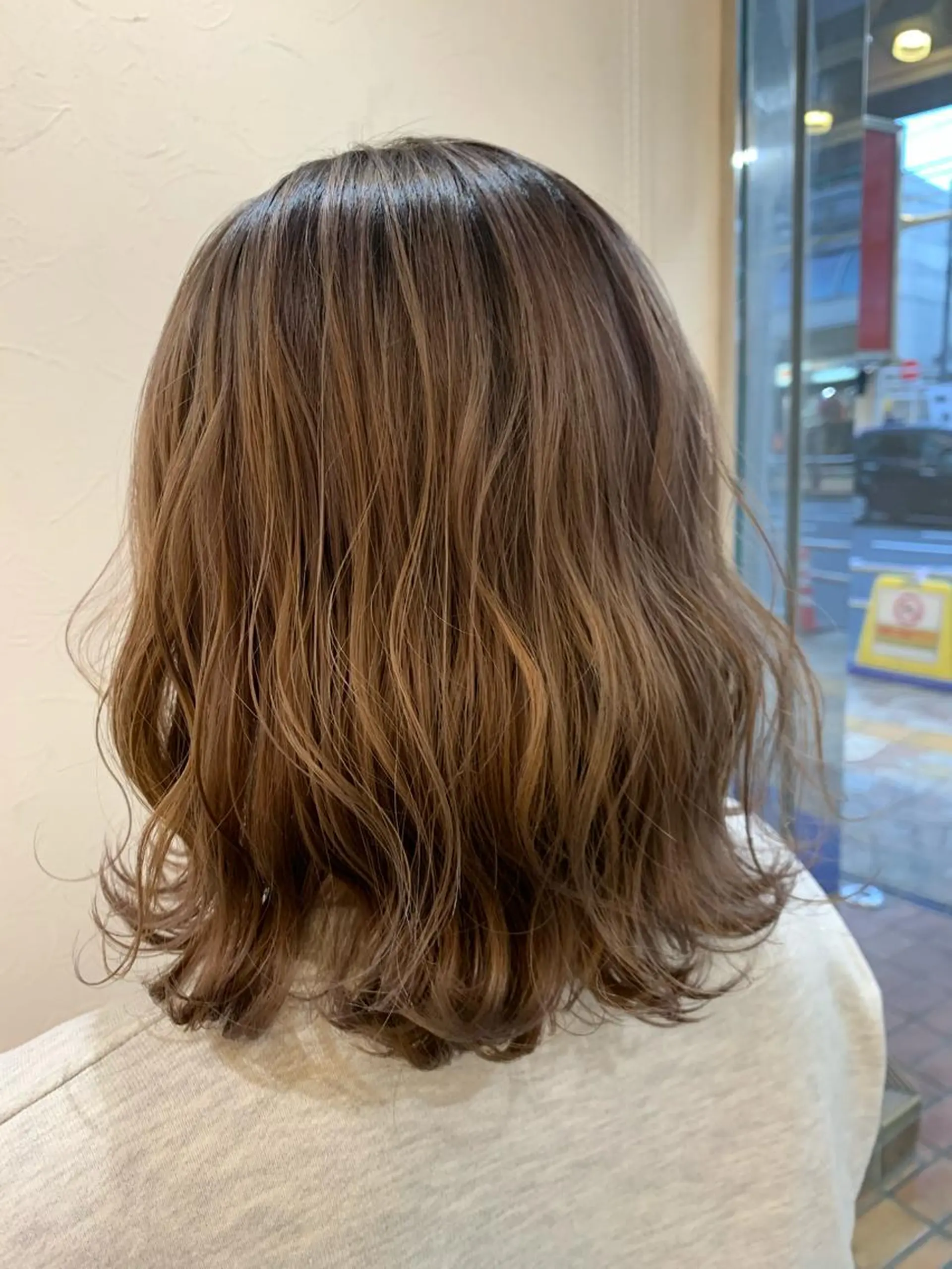 ミディアム カラー ヘアカラー トリートメント 店長ハイトーンカラー 柞山史奈のヘアスタイル