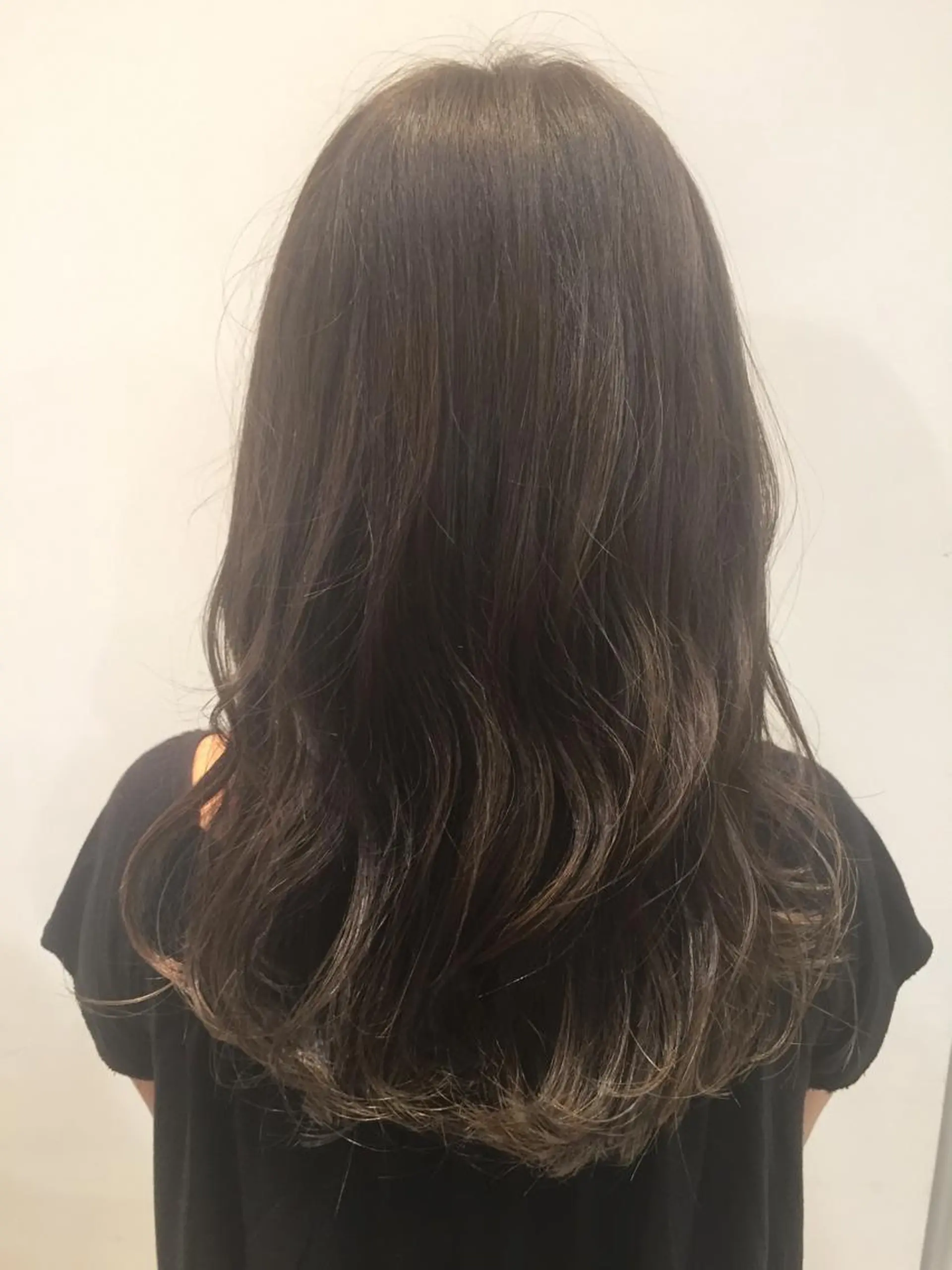 ミディアム カラー ブルーカラー ブルージュ 坂田 友梨奈のヘアスタイル