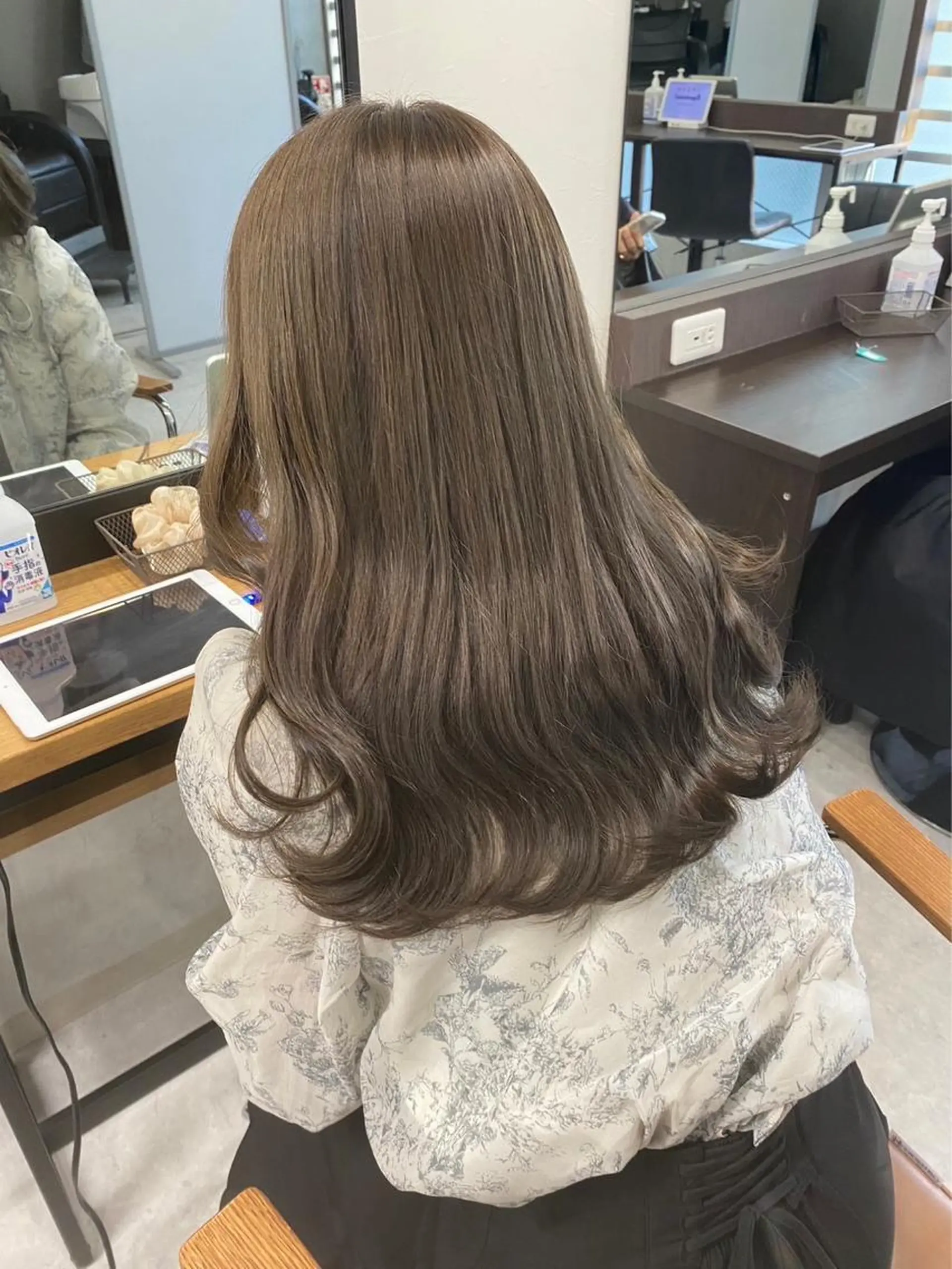 ミディアム カラー ヘアアレンジ アッシュ アッシュグレー アッシュグレージュ バレイヤージュ ミストバング ヘアカラー トリートメント 🌟🍒ハイトーン 韓国ヘア/ユウミのヘアスタイル