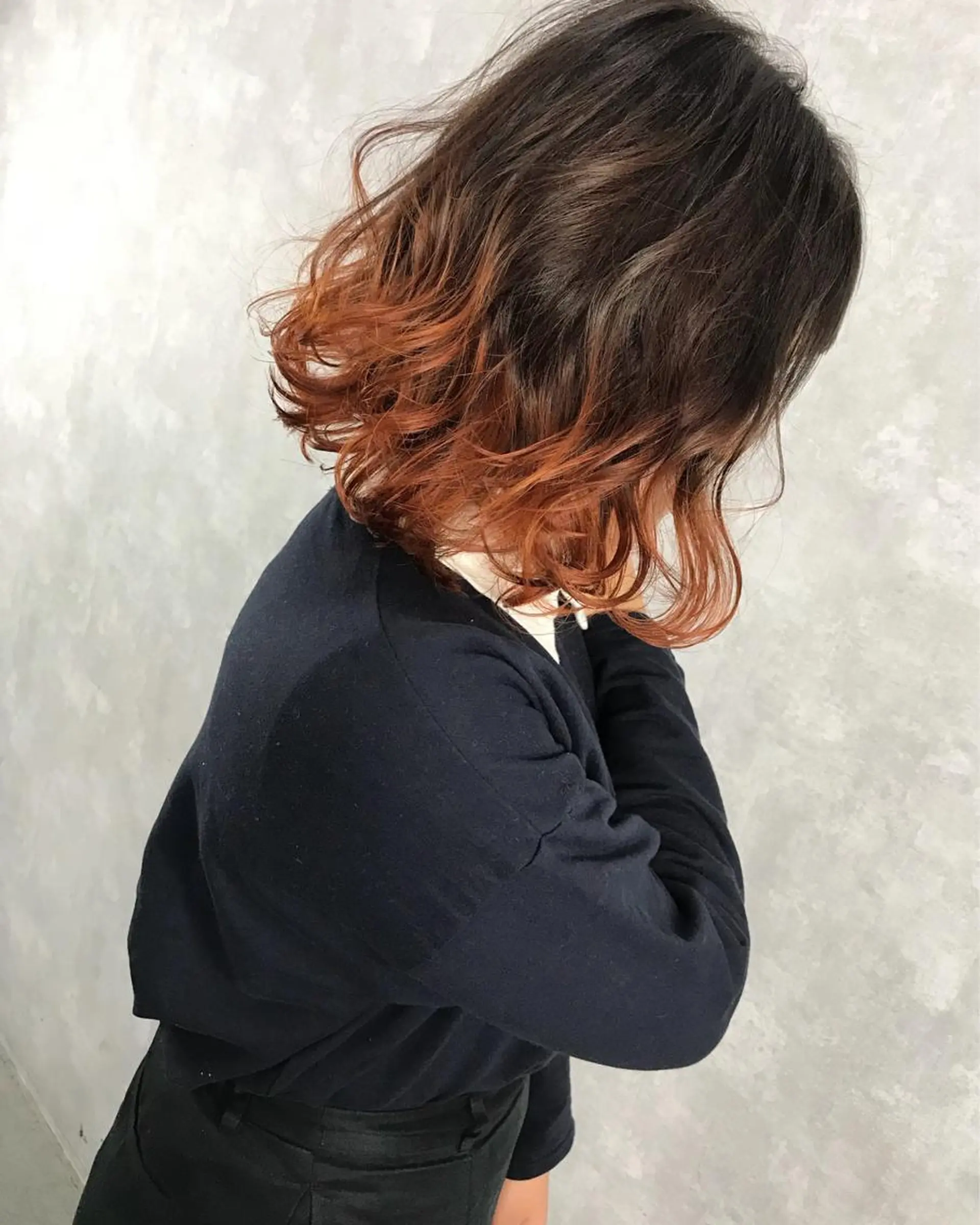 ミディアム カラー グラデーションカラー ハイライトカラー オレンジ ハイライト TOMOYAレイヤー ブリーチ縮毛矯正のヘアスタイル