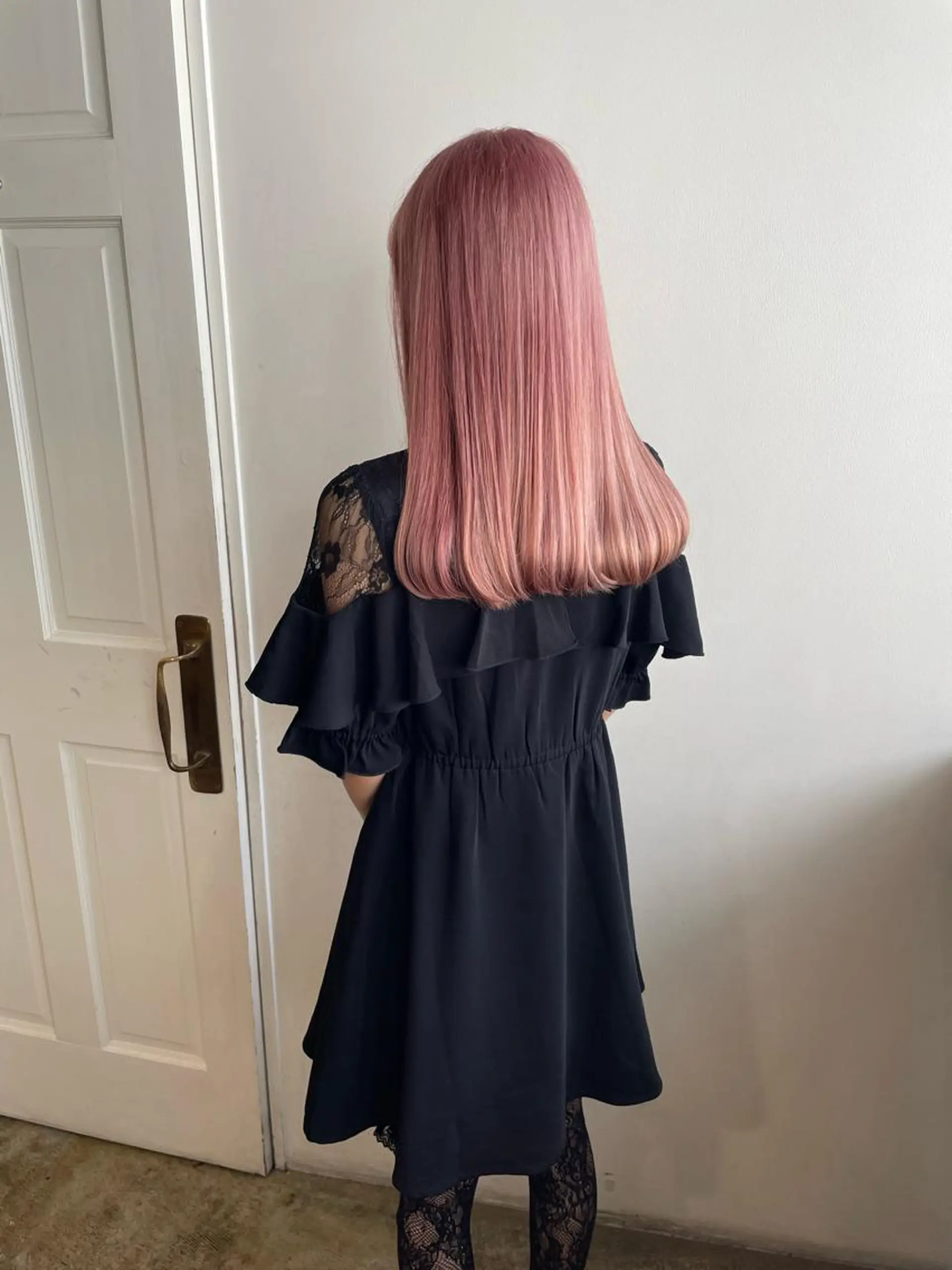 セミロング カラー ブリーチ ピンクカラー カット ヘアカラー トリートメント MIOベージュカラー 柔らかいカラーのヘアスタイル