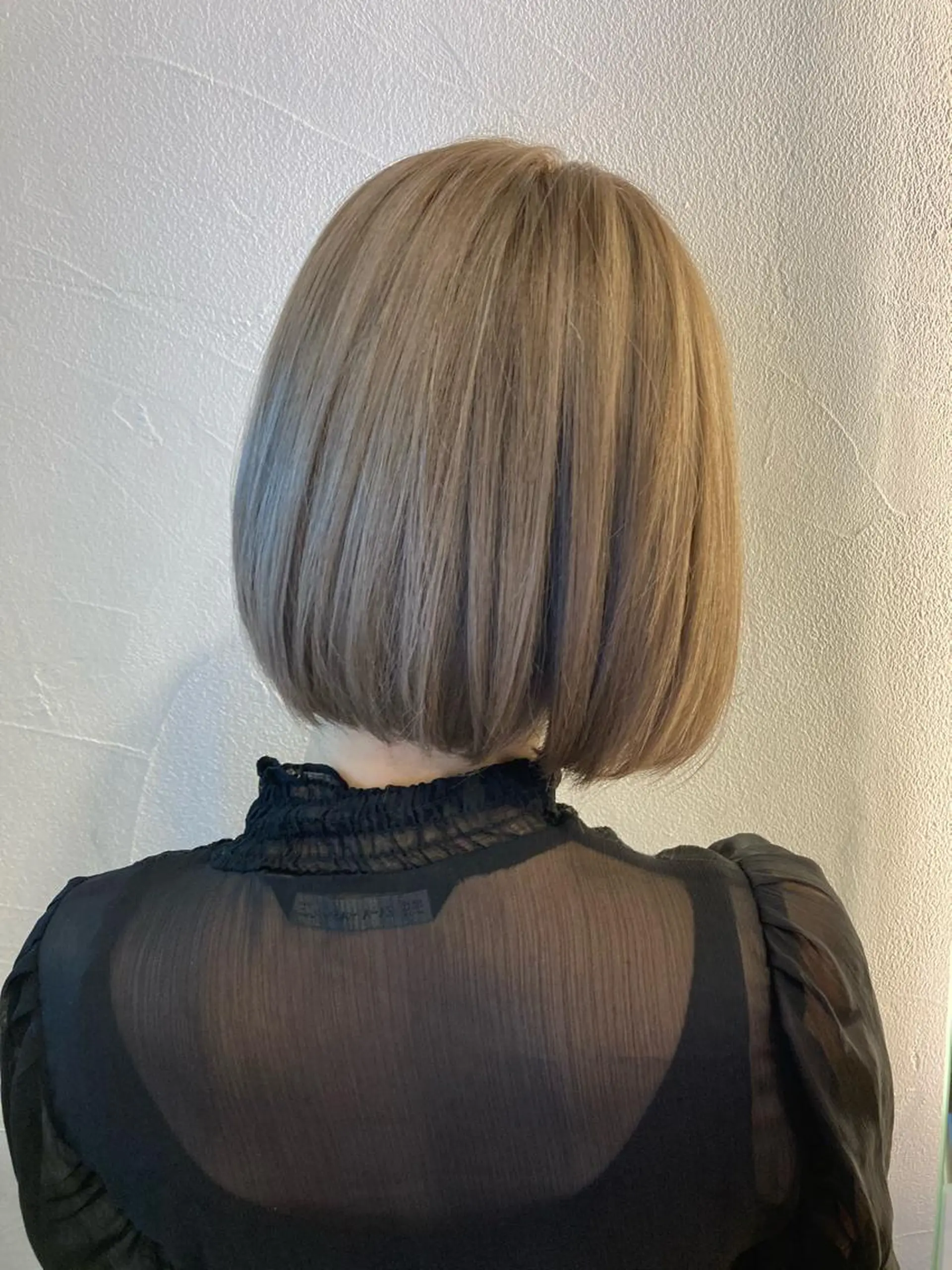 ショート カラー ベージュカラー ブリーチ ケアブリーチ 透明感カラー トリートメント 岩崎 裕司のヘアスタイル