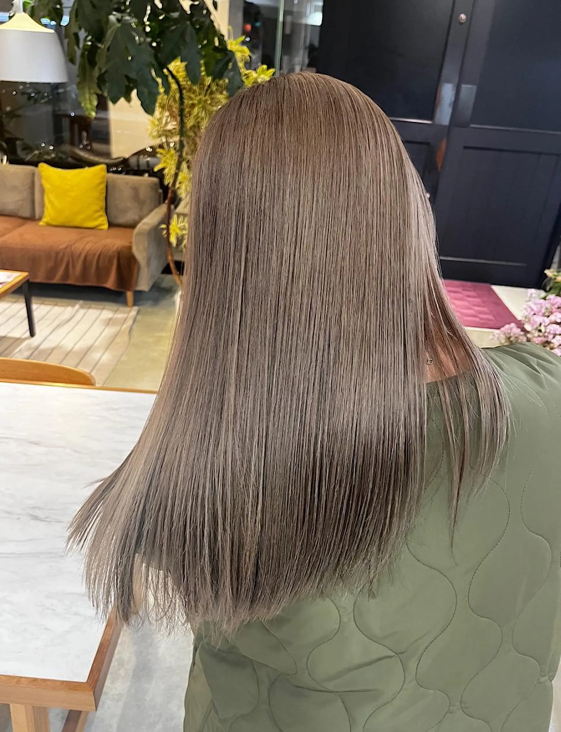 ミディアム カラー カット ヘアカラー トリートメント グレージュ 小林　遼のヘアスタイル
