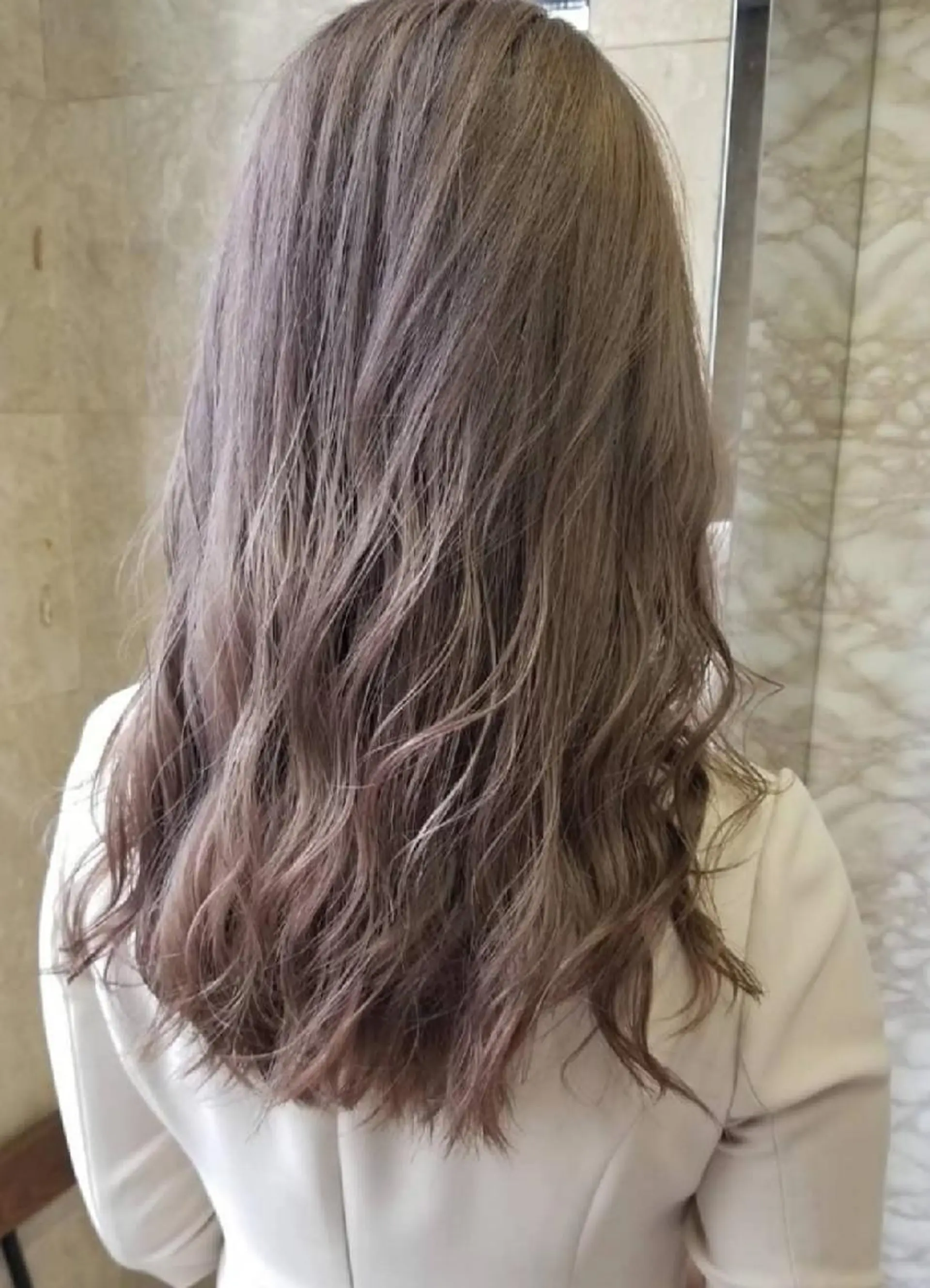 ロング カラー パーマ ヘアアレンジ キッズ ネイル メンズ マツエク・マツパ ベージュカラー ミルクティーベージュ カット ヘアカラー トリートメント 🌸グレージュ/ 艶髪🌸yutaのヘアスタイル