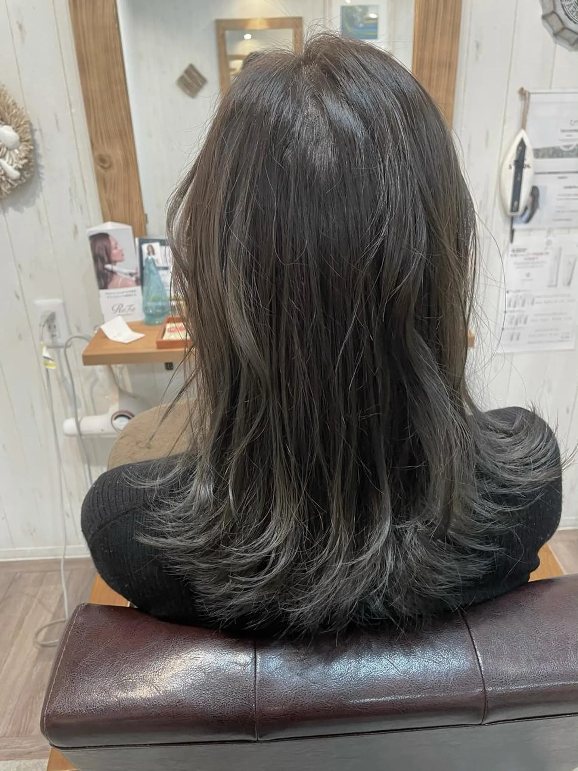 セミロング カラー アッシュ ブリーチ 透明感カラー カット ヘアカラー トリートメント 小阪 将司のヘアスタイル