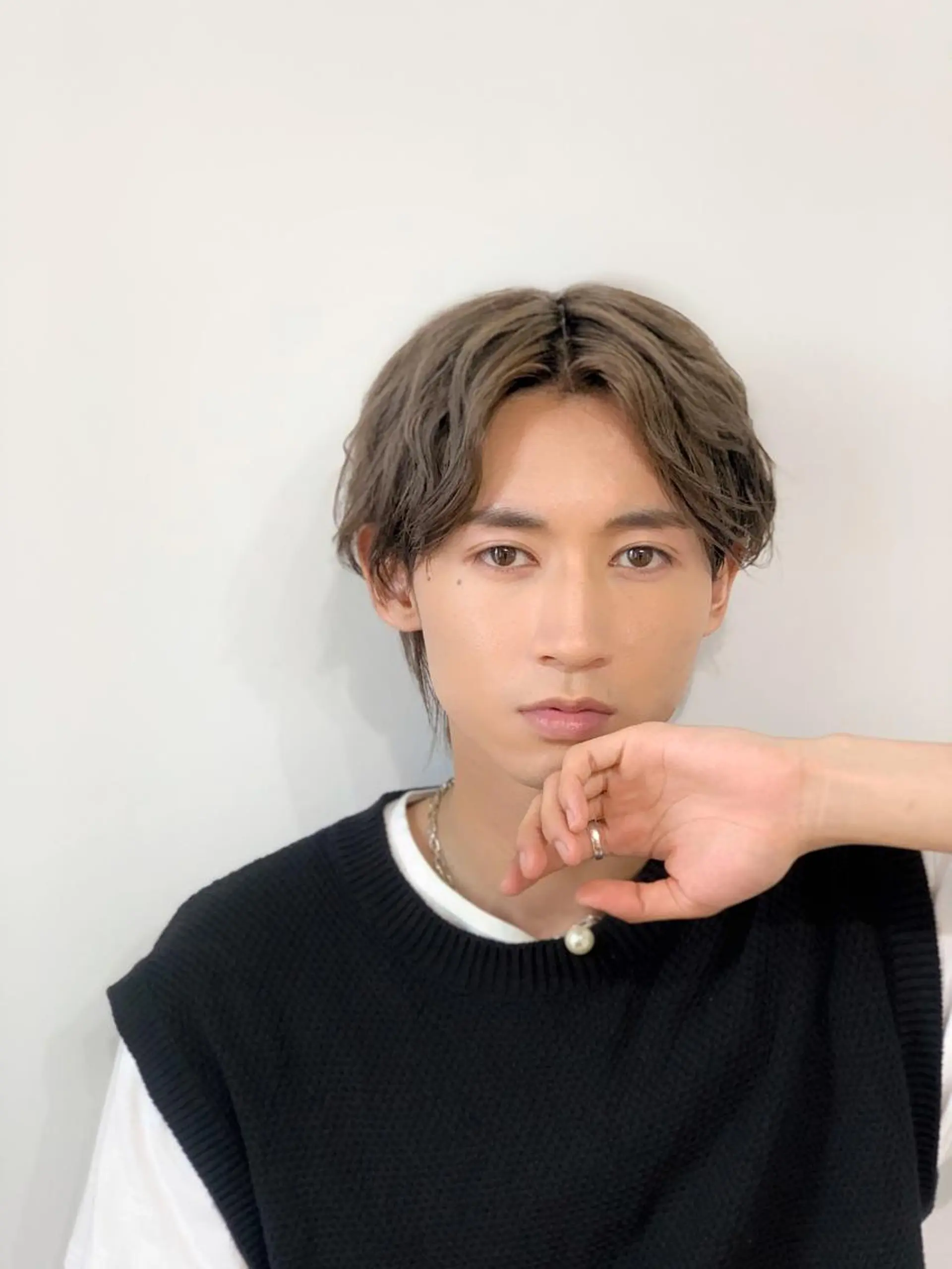 ミディアム パーマ メンズ ミディアムパーマ メンズブリーチ センターパート フェードカット メンズハイライト メンズStylist 山根慧のヘアスタイル