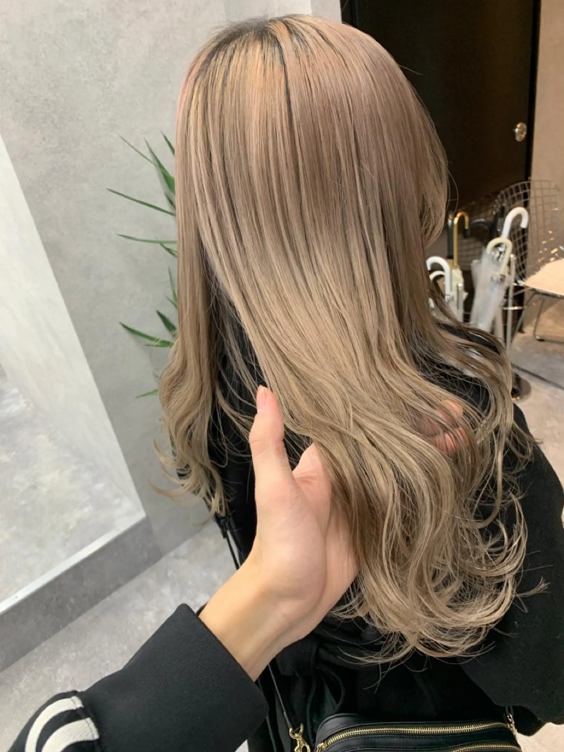 ロング カラー ヘアアレンジ メンズ キッズ ショートボブ メンズバレイヤージュ メンズブリーチ メンズハイライト メンズハイトーン 🌈難波🌈ベージュ カラー【ヒロム】のヘアスタイル