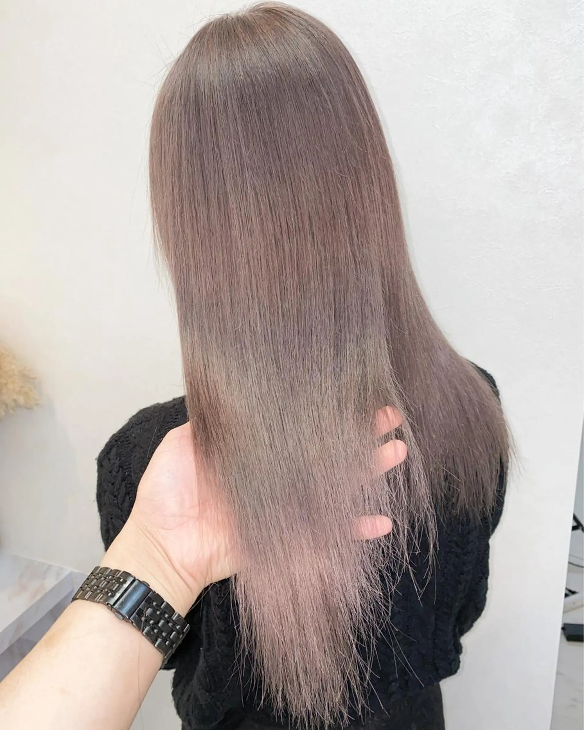 セミロング カラー ベージュカラー ブリーチ ラベンダーカラー ラベンダーベージュ ANKH CROSS 新宿店所属・色ムラ修正の神様 新宿ハイトーンかすみのヘアスタイル