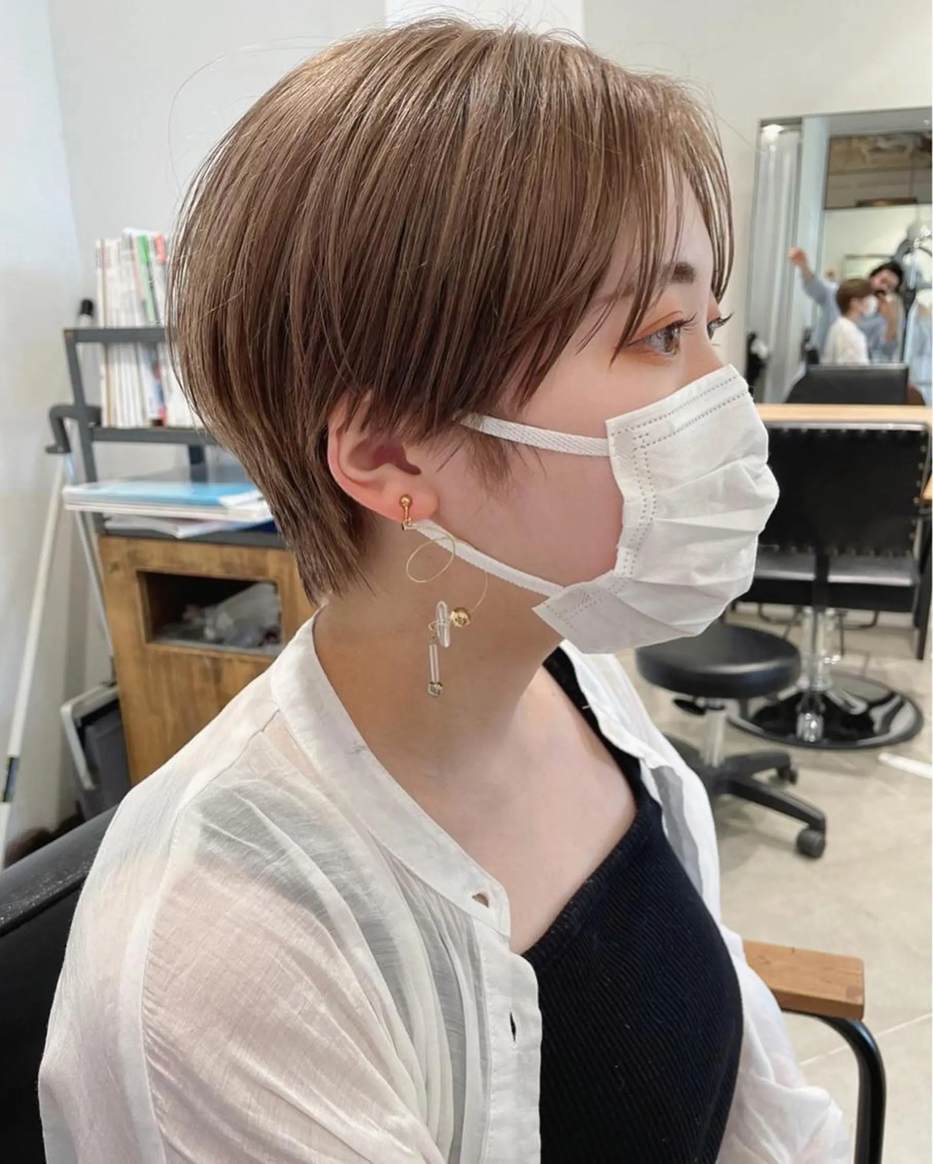 ショート カラー ベージュカラー ハイトーンカラー ミルクティーベージュ ショートヘア カット ヘアカラー トリートメント Loom.所属・村上雅人 ナチュラルモードのヘアスタイル