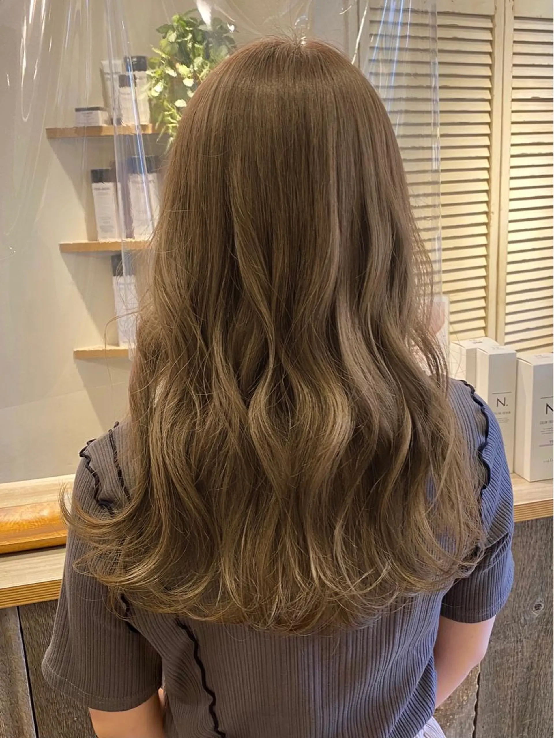 セミロング カラー ANNA ／艶髪／ハイトーンのヘアスタイル