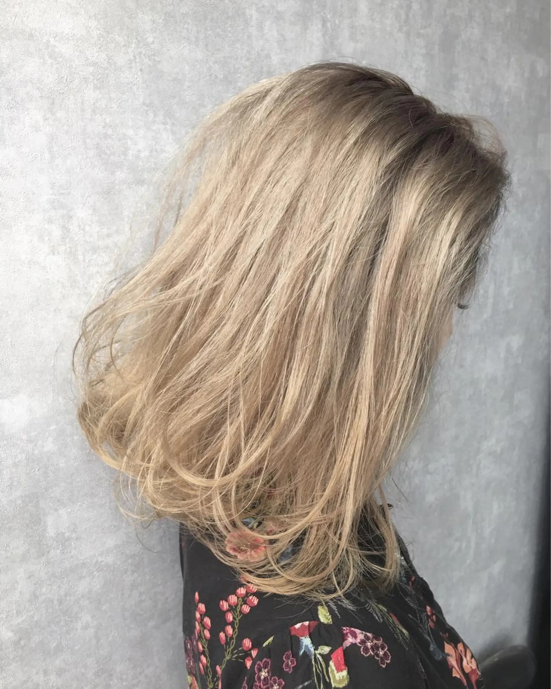 ミディアム カラー ベージュカラー ホワイトベージュ レイヤーカット BLend 渋谷のヘアスタイル