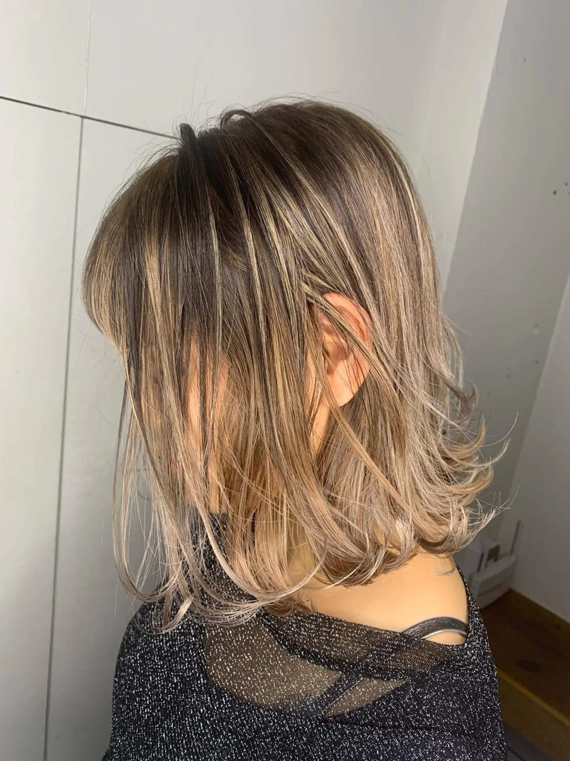 ショート カラー バレイヤージュ ブリーチ ハイライトカラー ハイライト レイヤーカット FACE DECO AVEDA所属・河端 春綺のヘアスタイル