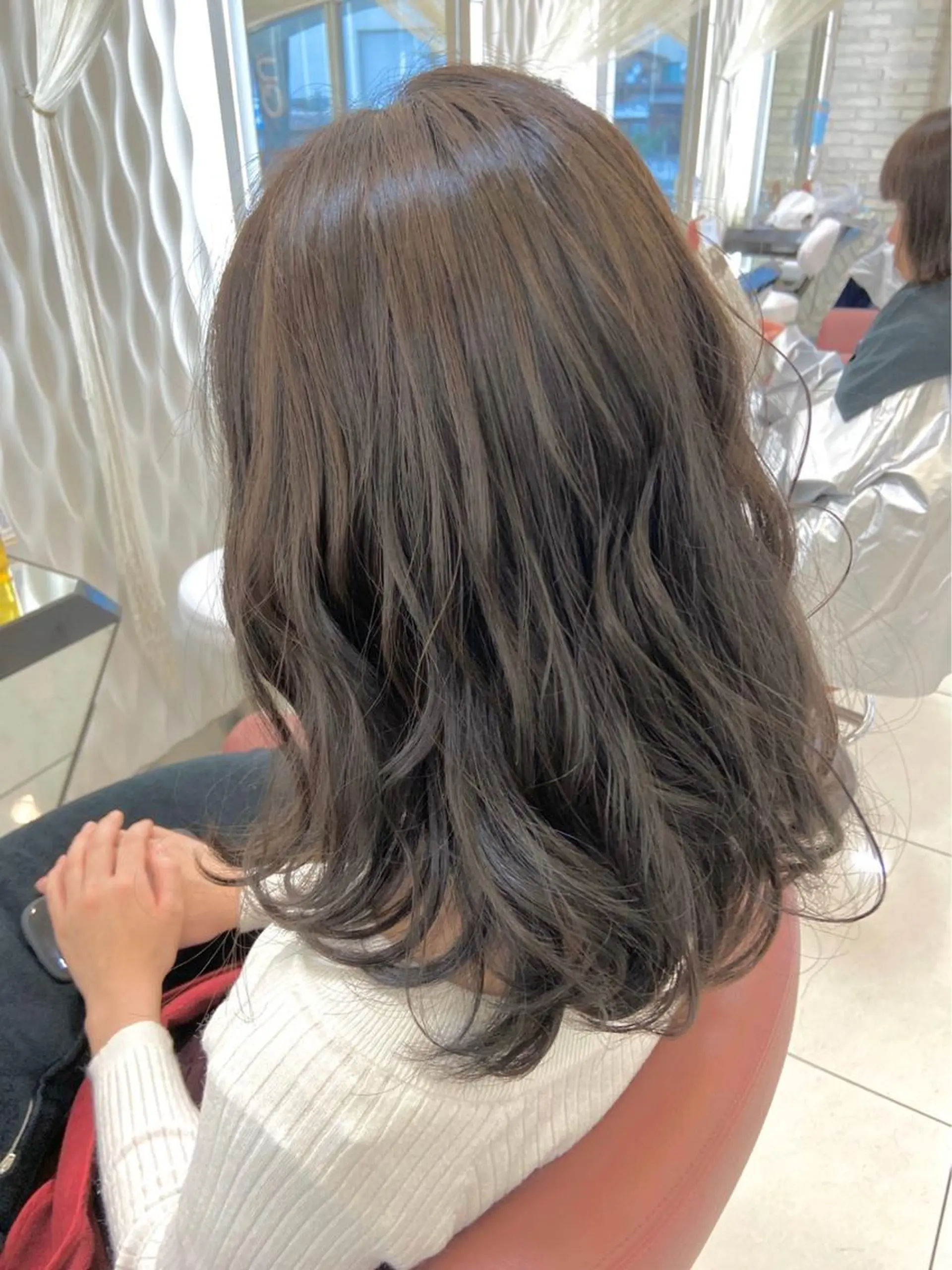 セミロング カラー 瀬川 茉衣子のヘアスタイル