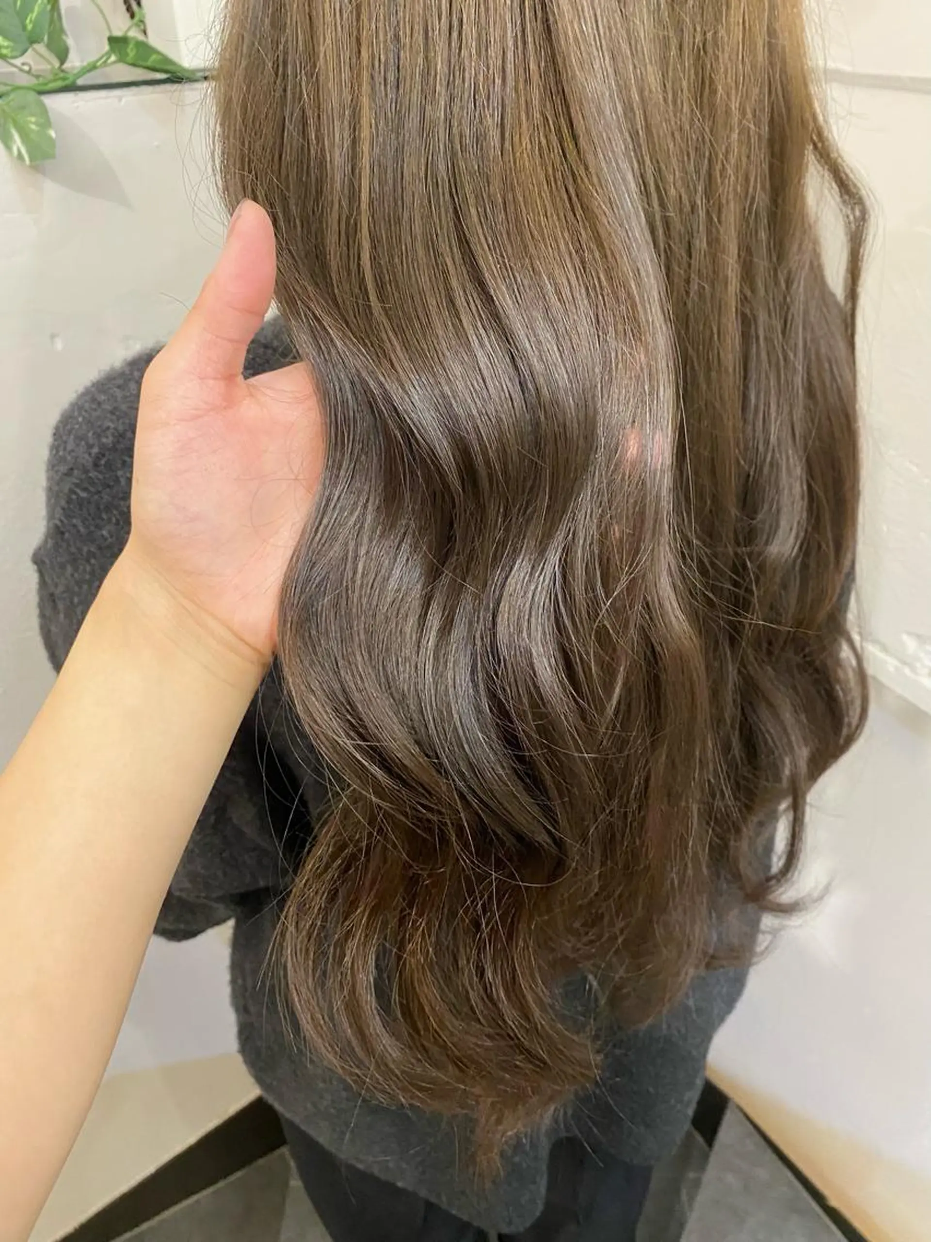 カラー グレージュ オリーブグレージュ オリーブグレー Lomalia moekaのヘアスタイル