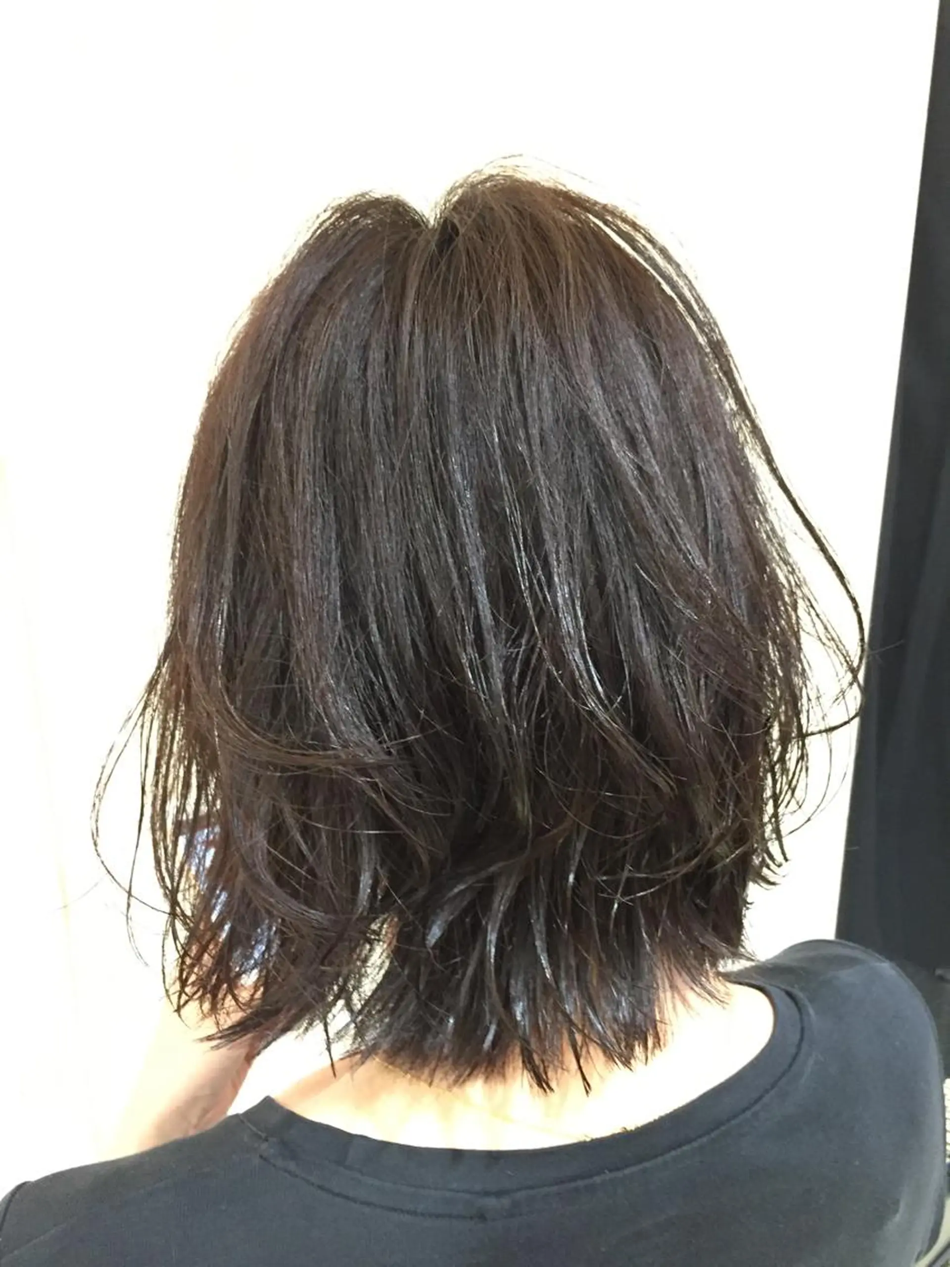 ミディアム カラー パーマ ボブ 外ハネヘア 駒田 拳児のヘアスタイル