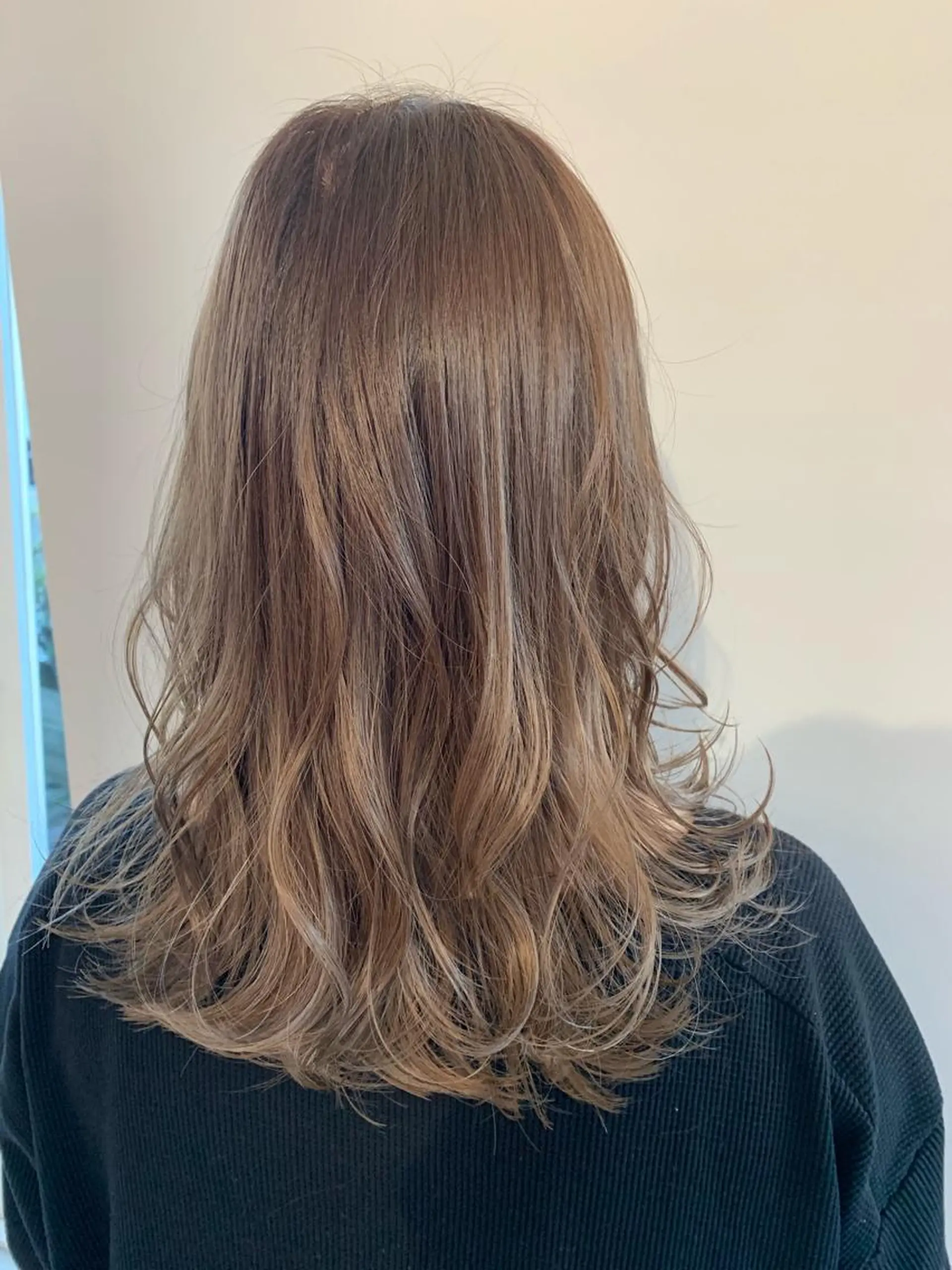 セミロング カラー パーマ ヘアアレンジ ベージュカラー ブリーチ ミルクティーベージュ カット ヘアカラー 加藤 綾華のヘアスタイル