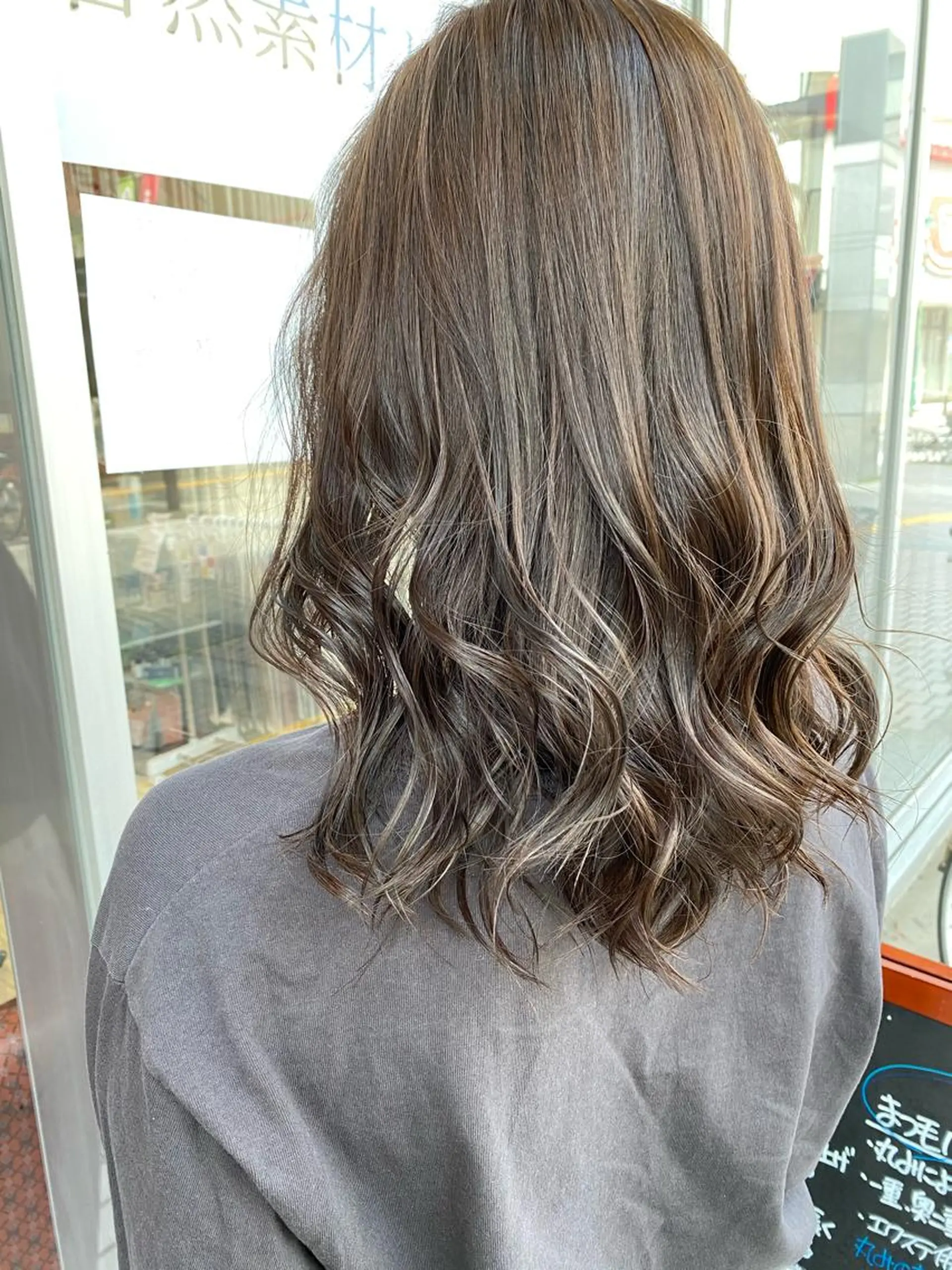 ミディアム カラー 透明感カラー ハイライトカラー ハイライト カット ヘアカラー mori by little所属・デザインカラー✨新倉 佑奈のヘアスタイル