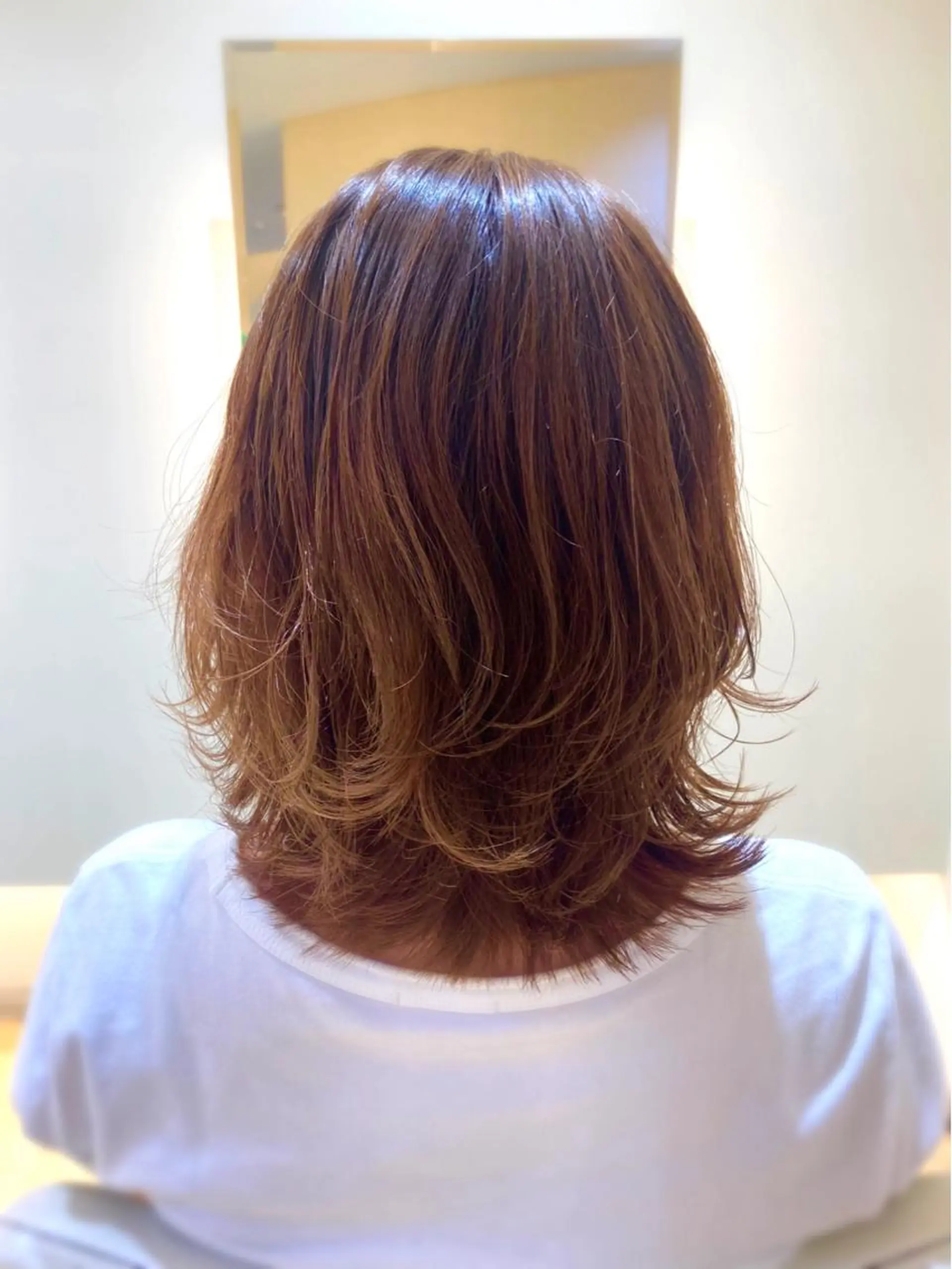 ミディアム カラー ブリーチ 透明感カラー ブリーチなしカラー ウルフカット デザインレイヤー💗 木村実樹のヘアスタイル