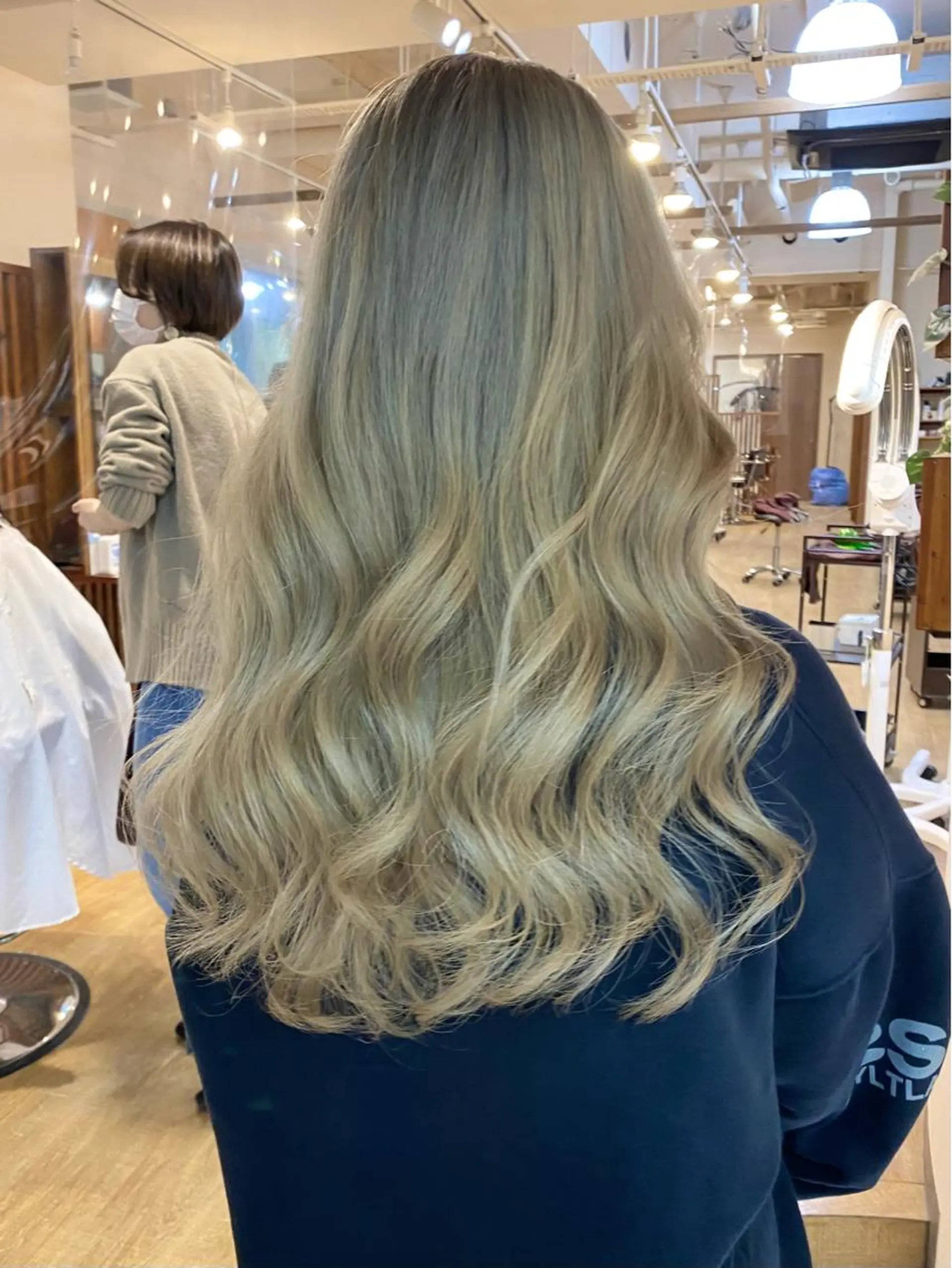 ロング カラー ベージュカラー ホワイトベージュ カット ヘアカラー コントラスト バレイヤージュ志鎌のヘアスタイル