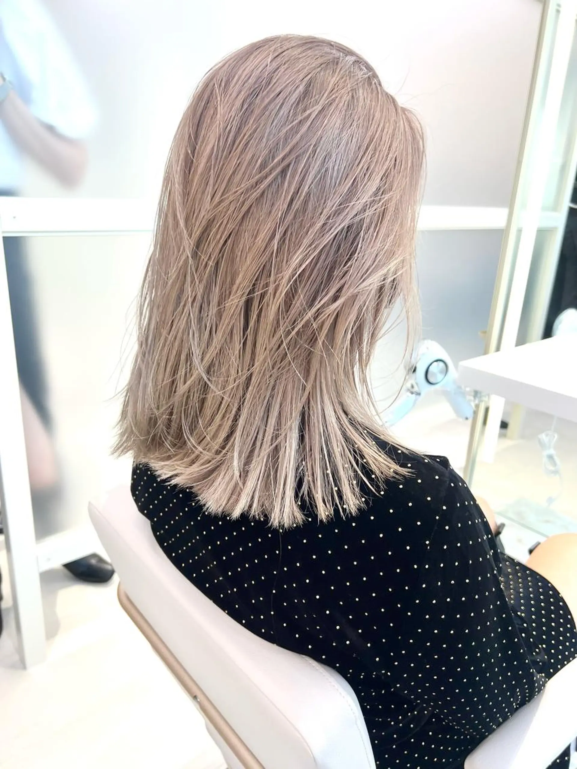 ショート カラー 切りっぱなしボブ 前下がりボブ ブリーチ グレージュ イルミナカラー ヘアカラー トリートメント ヘアセット ニュアンスレイヤー ハイトーンカラーのヘアスタイル