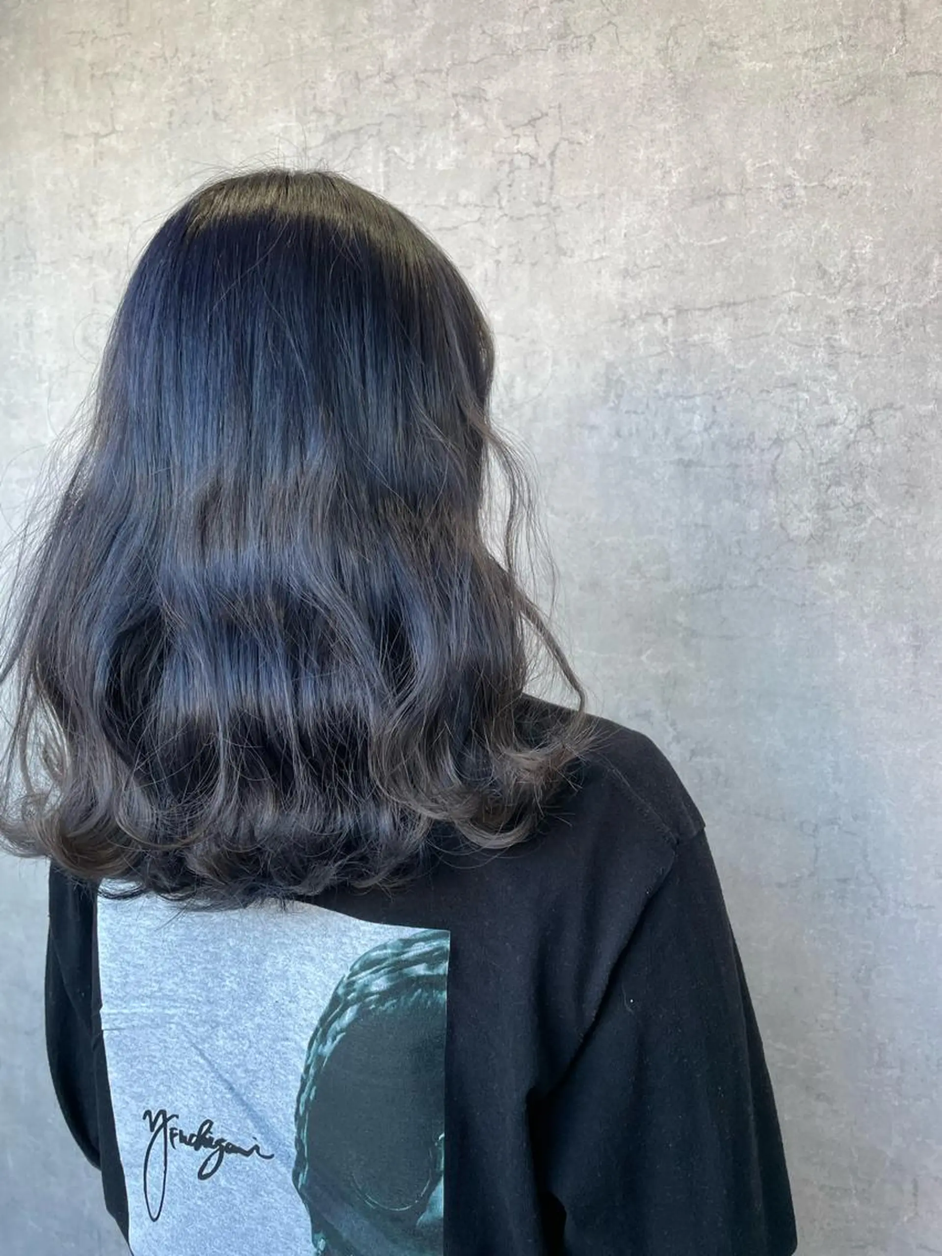 カラー ブルーカラー シルバー ヘアカラー 丸山 雷世のヘアスタイル