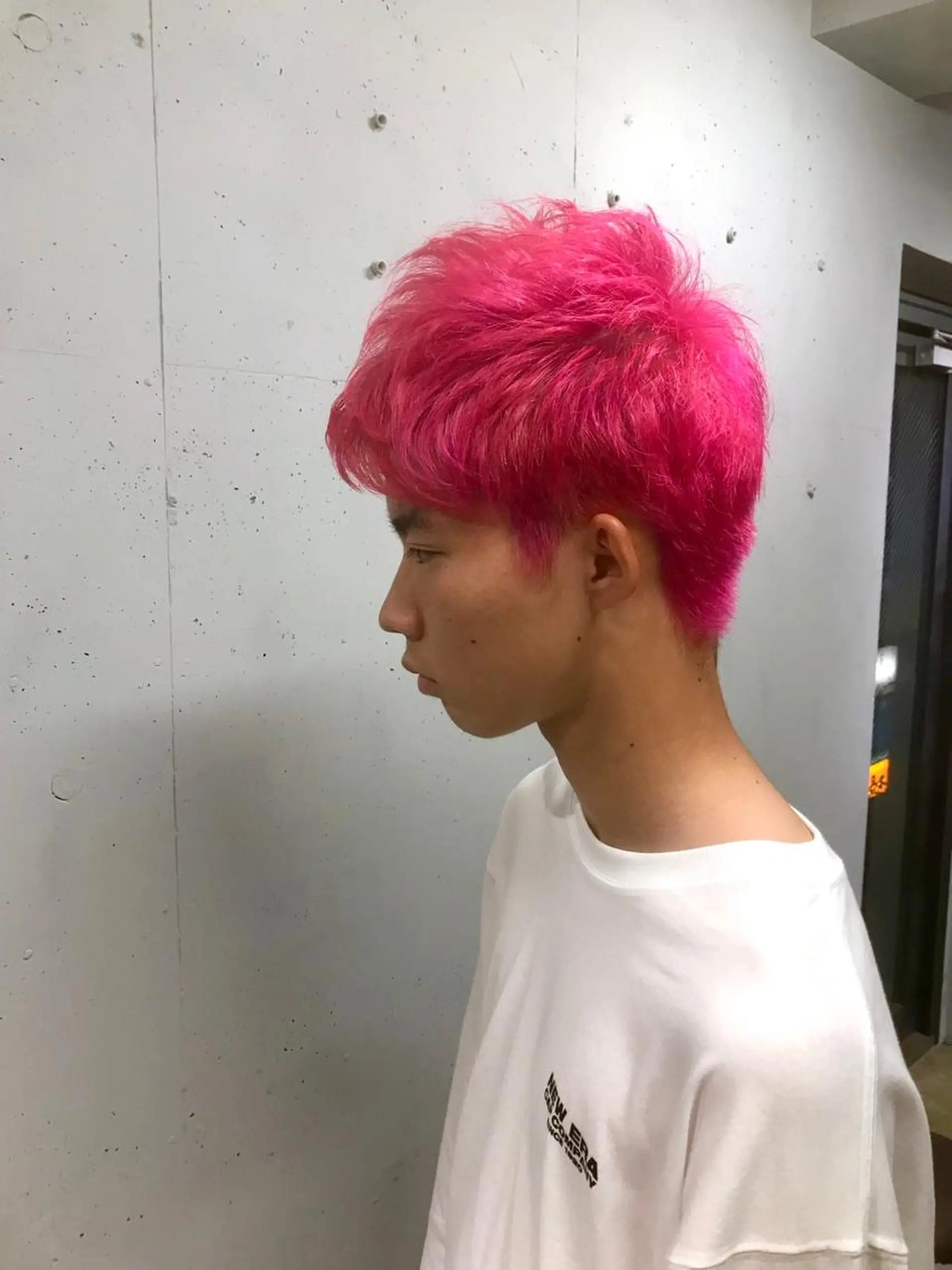 ショート カラー メンズ メンズブリーチ ブリーチ ケアブリーチ ピンクカラー 新井 広樹のヘアスタイル