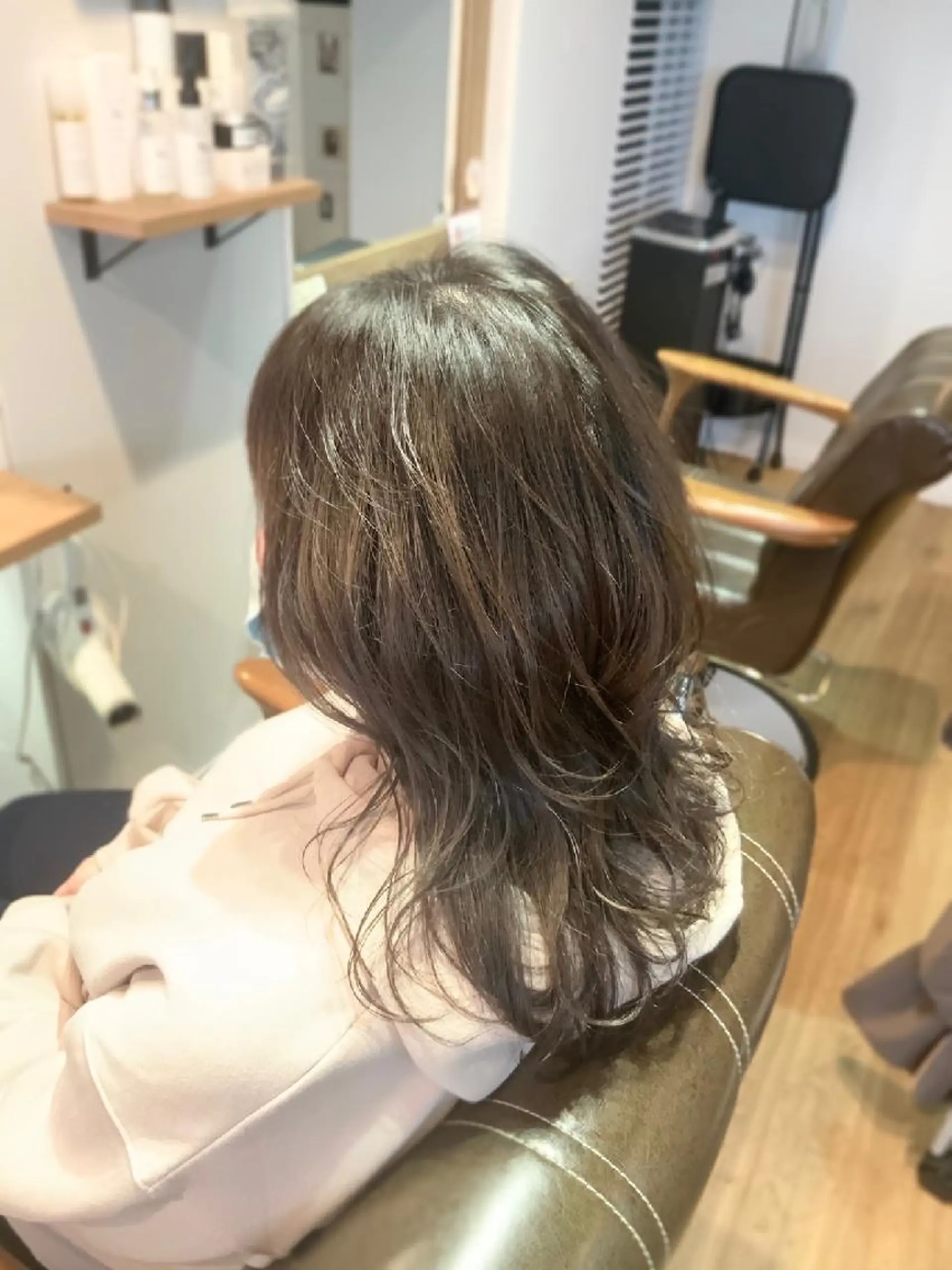 カラー セミロング グレージュ 堀 望美のヘアスタイル